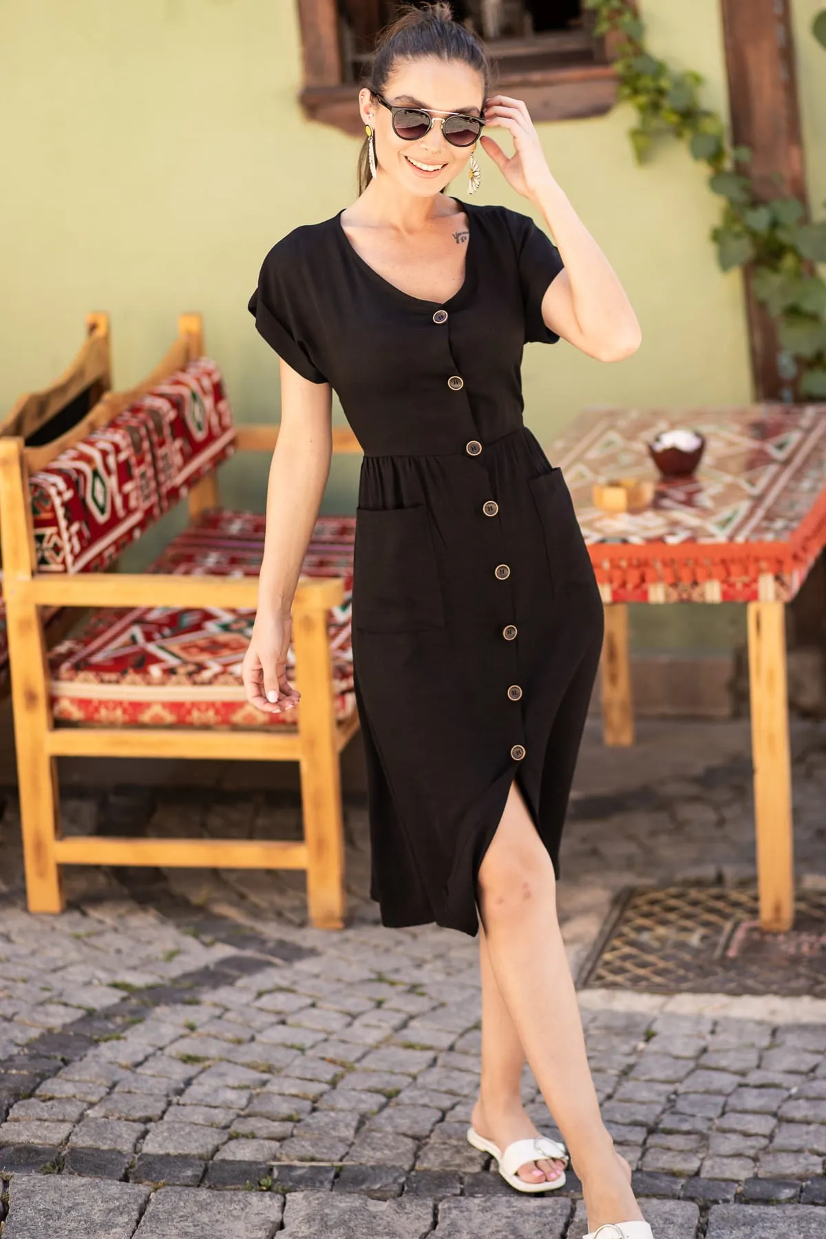 armonika  Schwarzes Damenkleid mit Taschen und Knöpfen vorne ARM-19Y001105