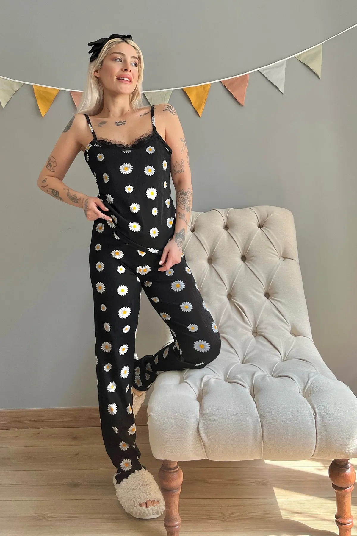 Pijamaevi  Gestricktes Pyjama-Set für Damen in Gelb und Weiß mit Gänseblümchen-Spitze und Seilriemen