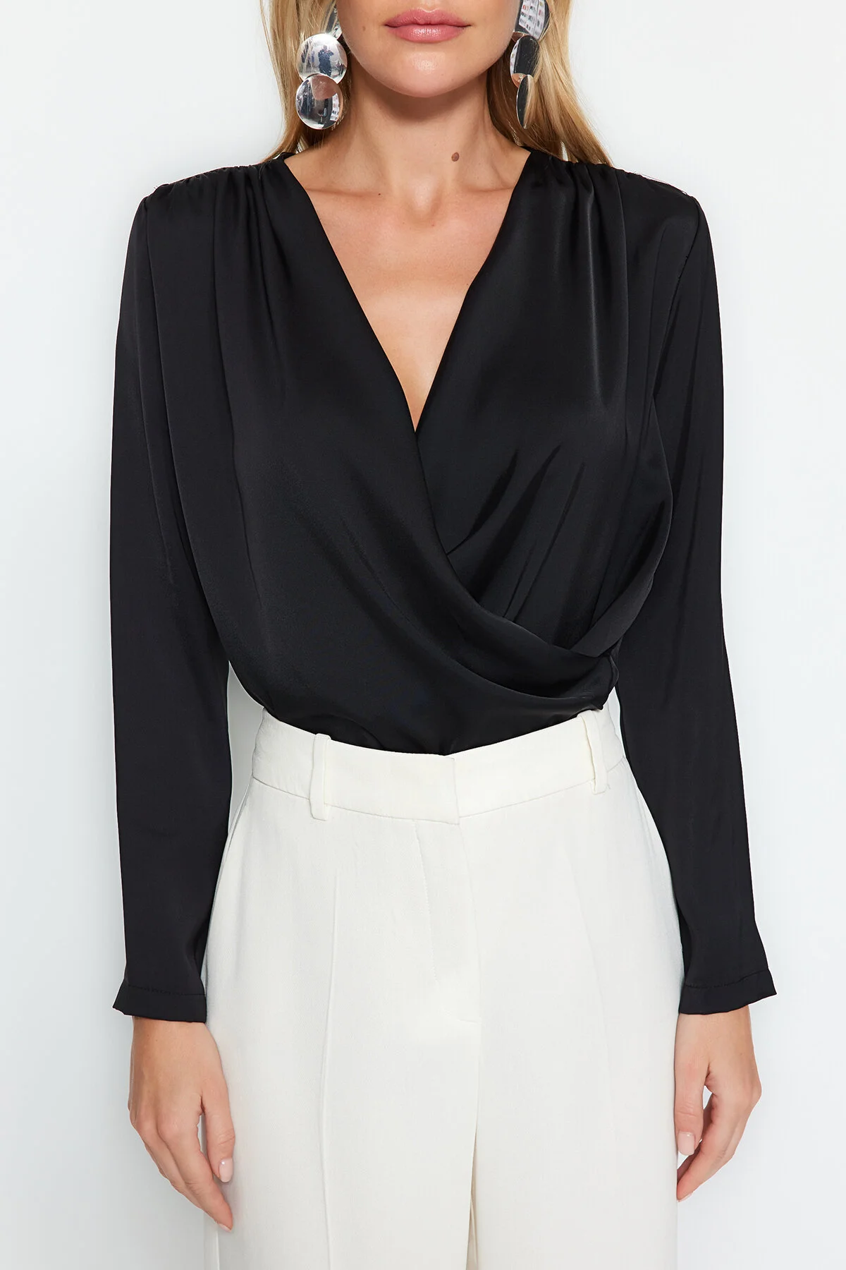 Trendyol Collection  Schwarze zweireihige Satin-Webbluse TWOAW24BZ00423