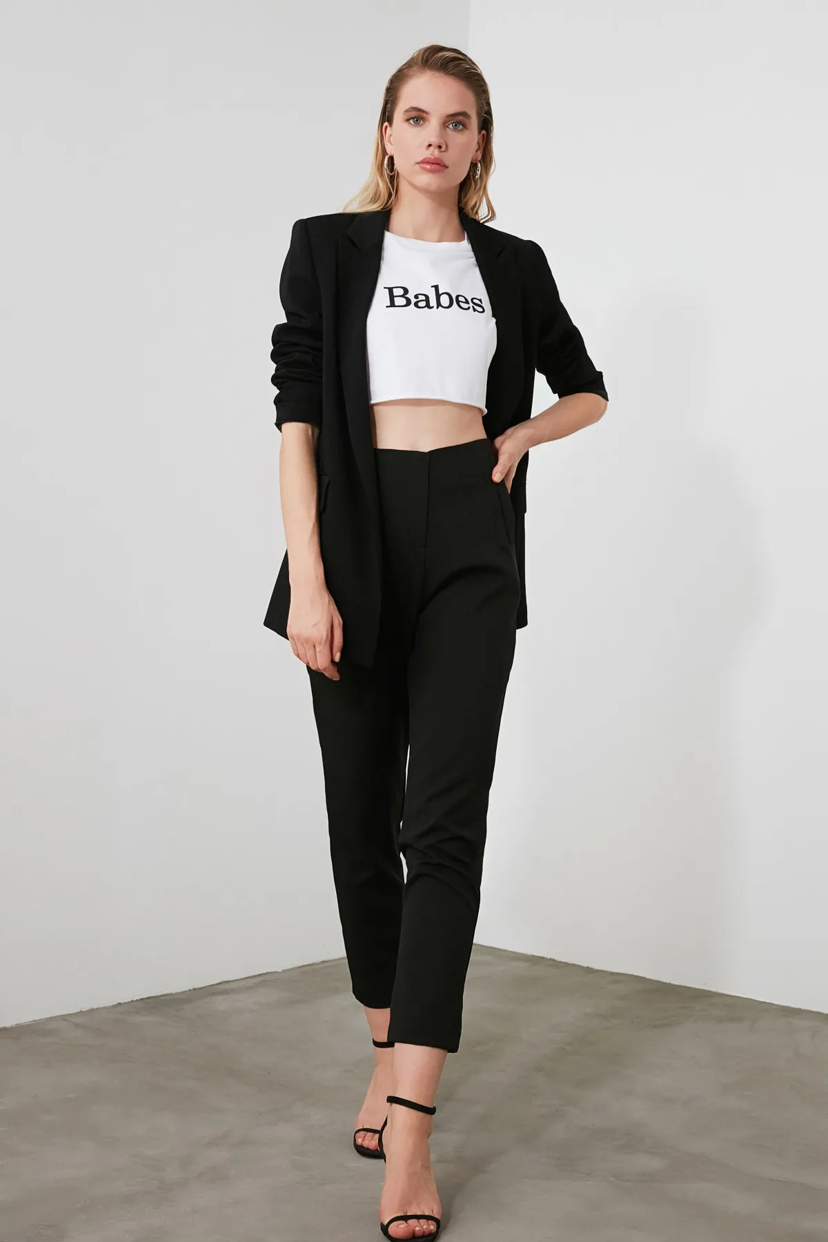 Trendyol Collection  Schwarze knöchellange gewebte Hose mit Zigarettenmuster und Abnähern, hoher Taille TWOSS20PL0515