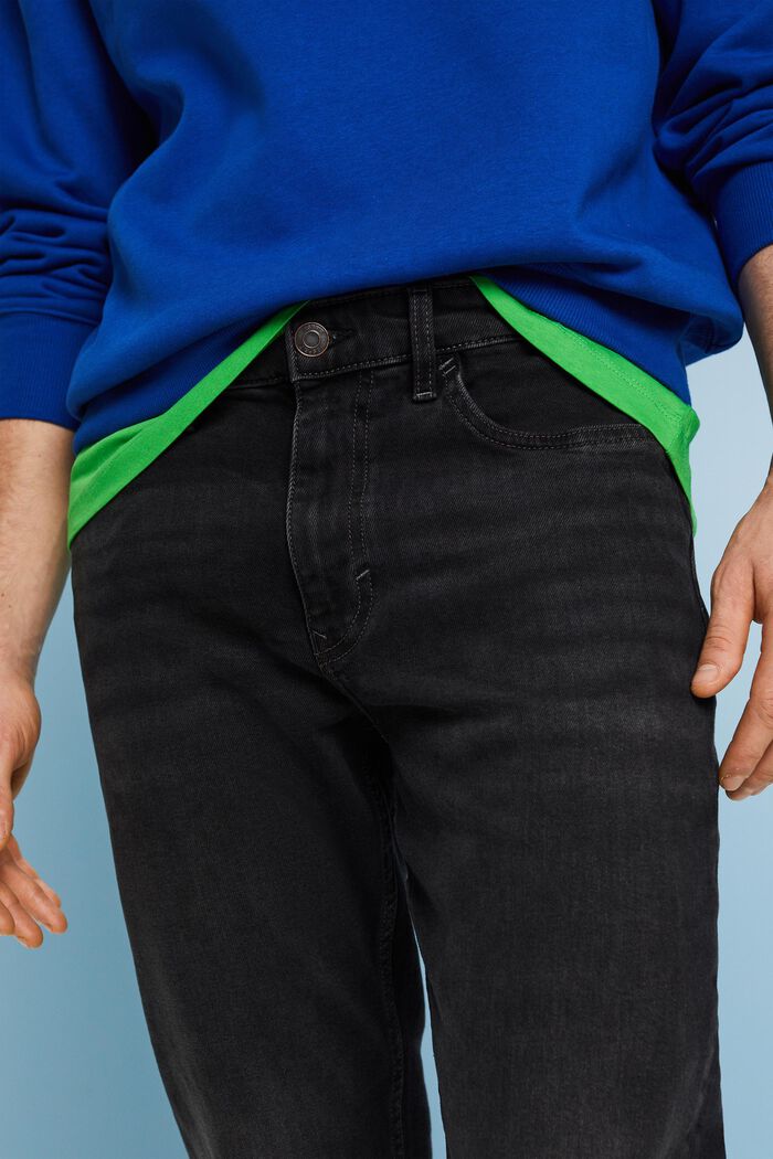 Gerade, konische Jeans mit mittelhohem Bund
