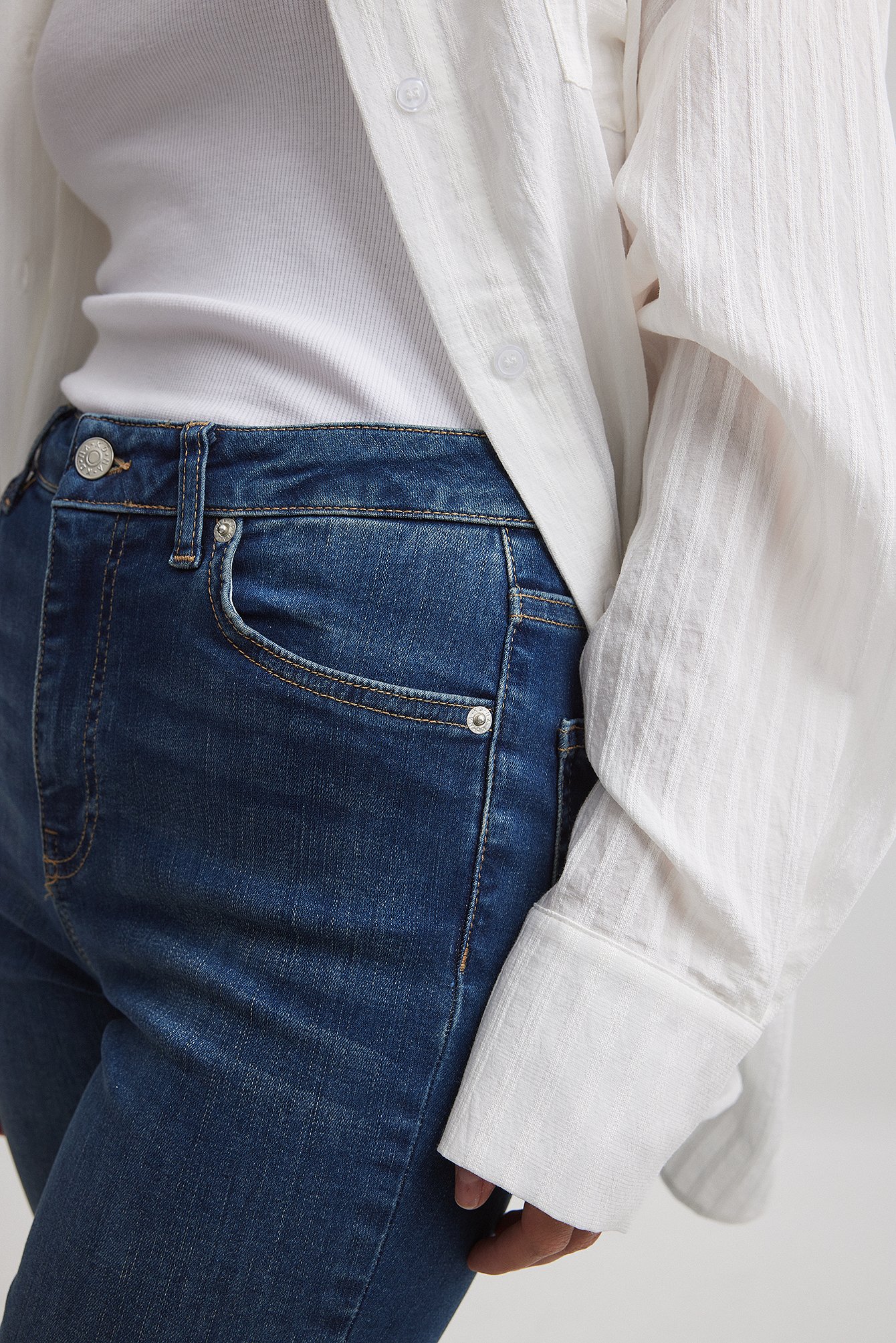 Ausgestellte Stretchjeans mit hoher Taille