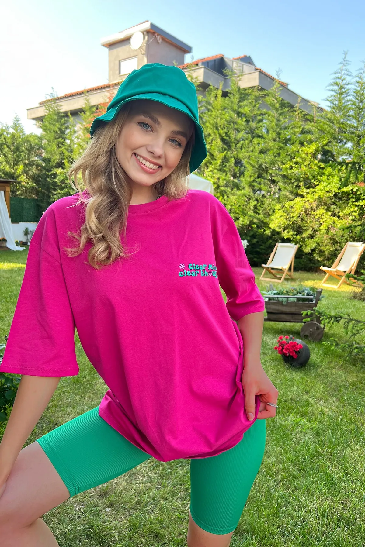 Trend Alaçatı Stili  Fuchsiafarbenes Oversize-T-Shirt aus 100 % Baumwolle mit Rundhalsausschnitt vorne und hinten, Flockdruck ALC-X7982