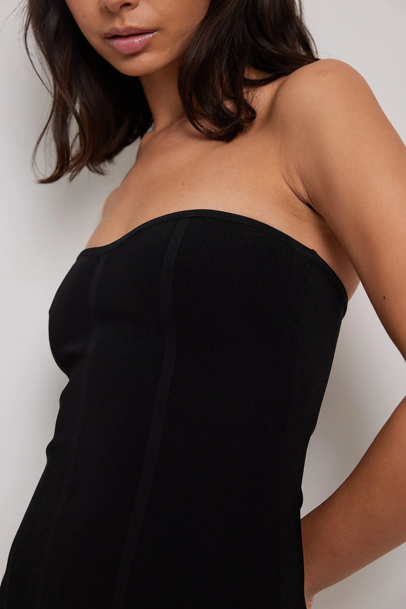 Feingestricktes Minikleid mit Korsettdetail