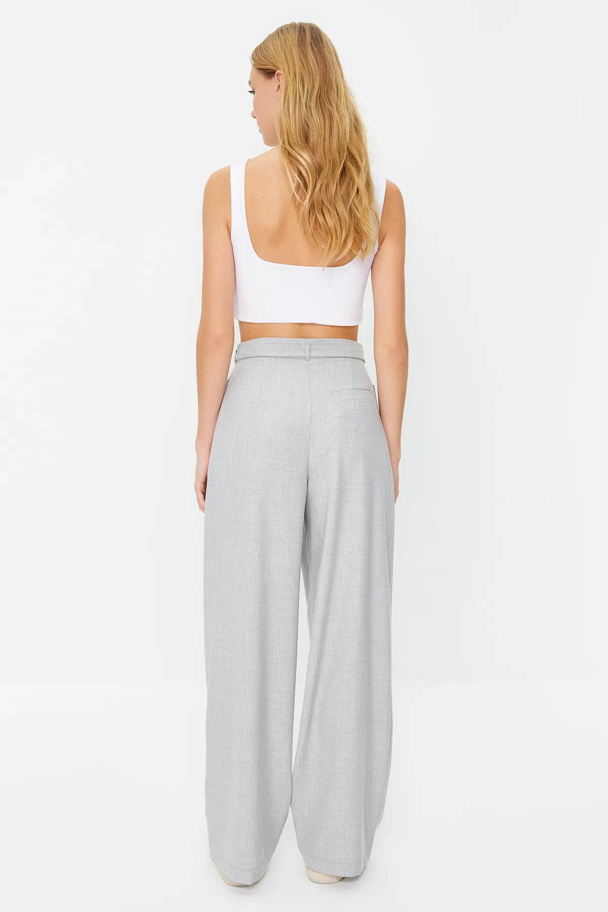 Trendyol Collection  Graue gerade geschnittene Webhose mit Gürteldetail TWOSS24PL00023