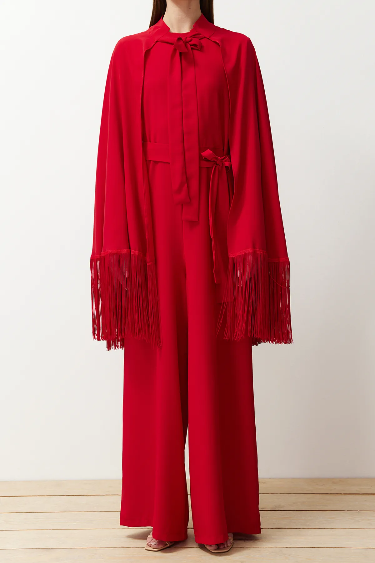 Trendyol Modest  Roter Cape-Jumpsuit mit Quasten für den Abendkleid-Anzug TCTAW24DB00007