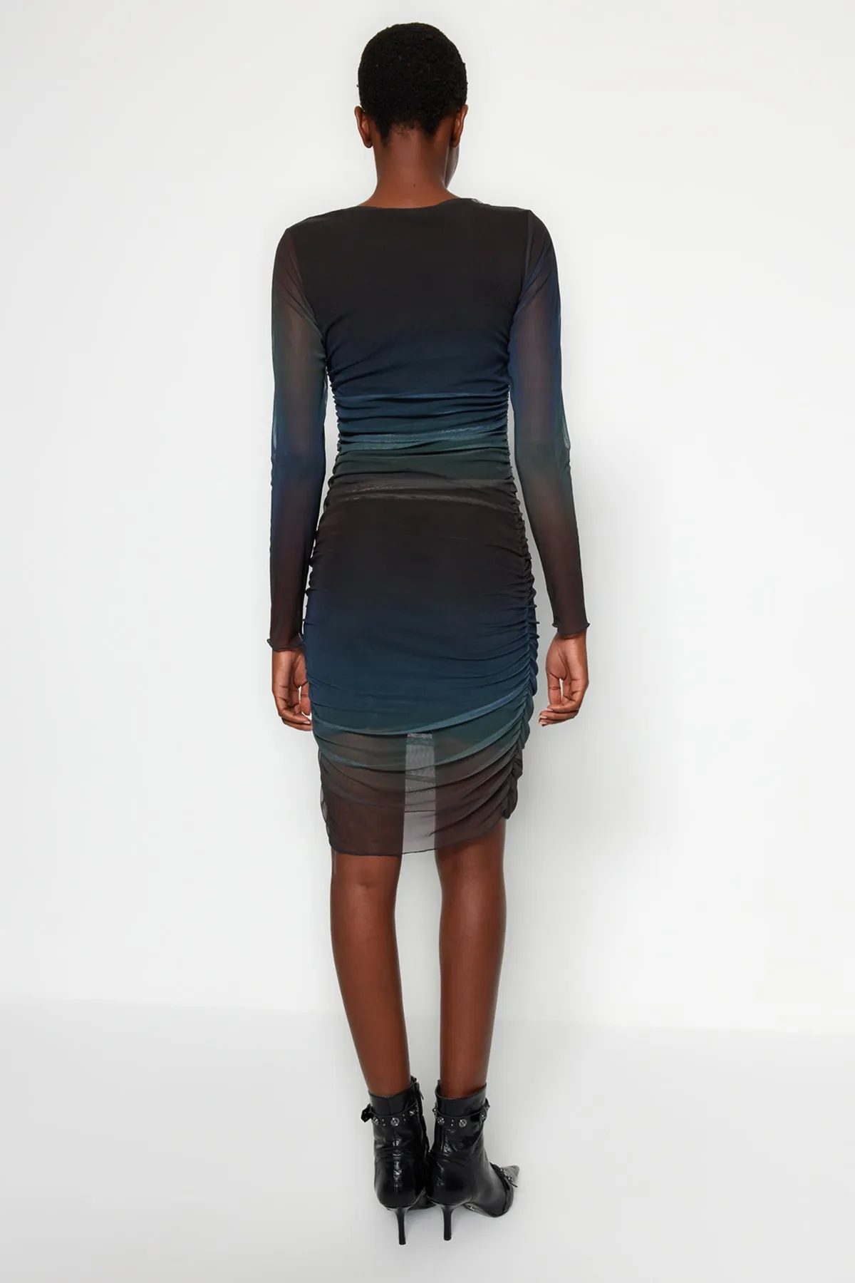 Trendyol Collection  Mehrfarbiges, bedrucktes, gesmoktes, eng anliegendes Mini-Strickkleid mit Rundhalsausschnitt TWOAW24EL00166