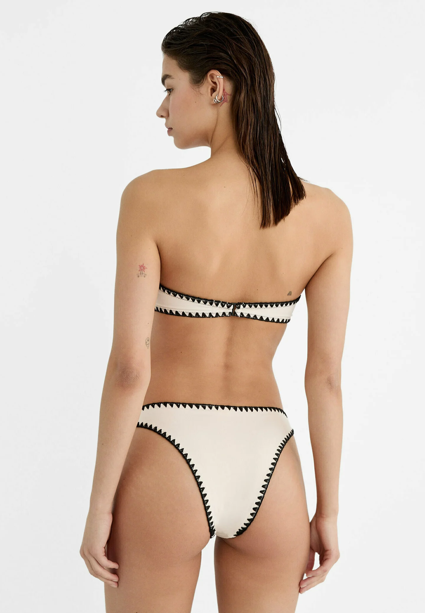 Stradivarius BANDEAU BORDADO - Top de bikini