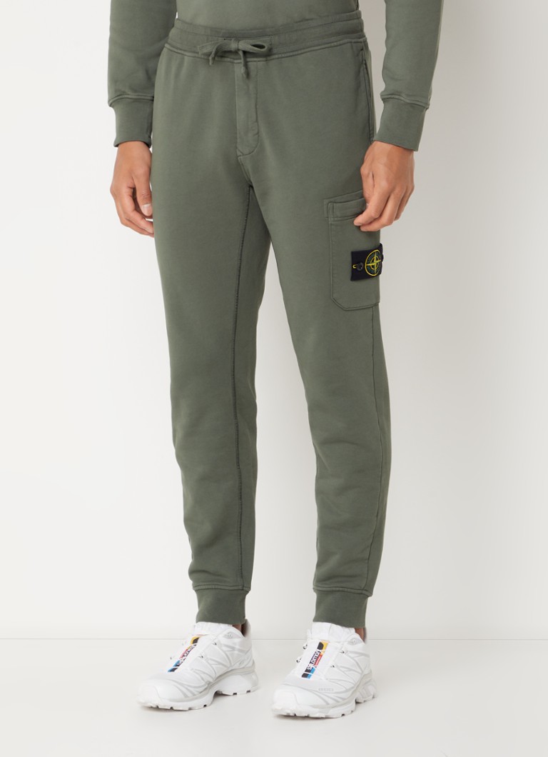 Stone Island 64551 sašaurinātas piegriezuma sporta bikses ar sānu kabatām un logotipu