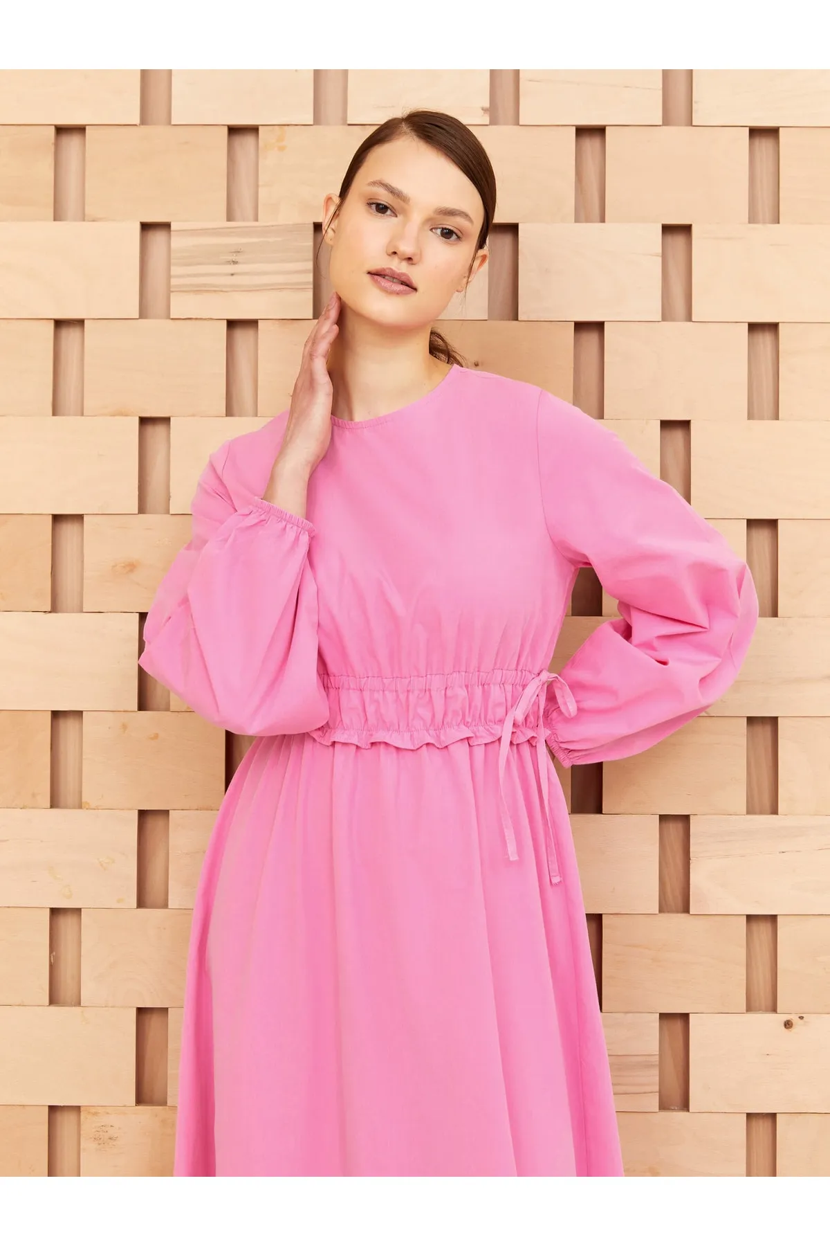 LC Waikiki  Gerades, langärmliges Popeline-Damenkleid mit Rundhalsausschnitt