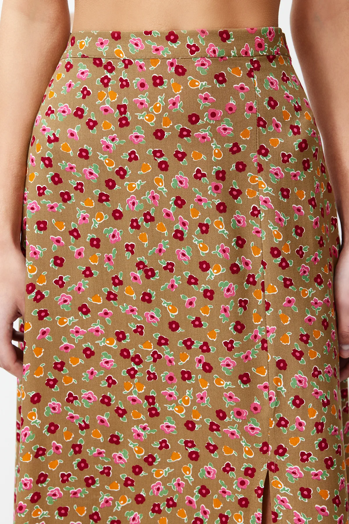 Trendyol Collection  Kamelfarbener gewebter Midirock aus Viskosestoff mit Schlitzdetail und Blumenmuster TWOSS20ET0230