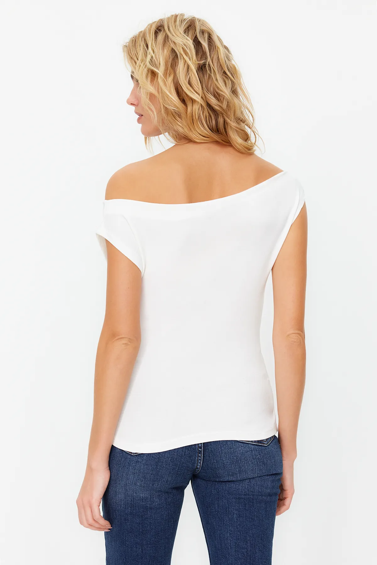 Trendyol Collection  Ecrufarbene, taillierte Bluse aus flexiblem Strick mit U-Boot-Ausschnitt und Viskose/weichem Stoff TWOSS24BZ00090