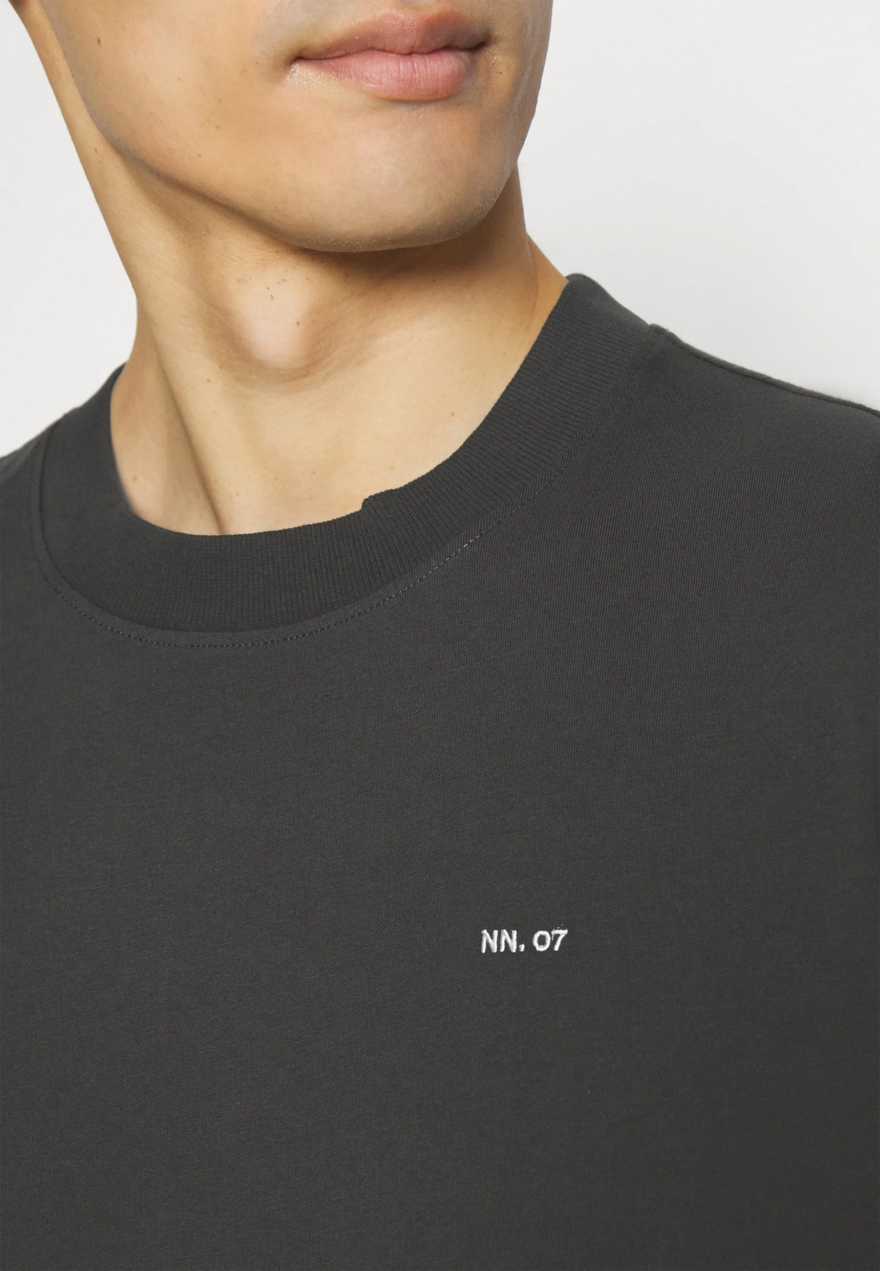 NN.07 ADAM EMB - Camiseta básica
