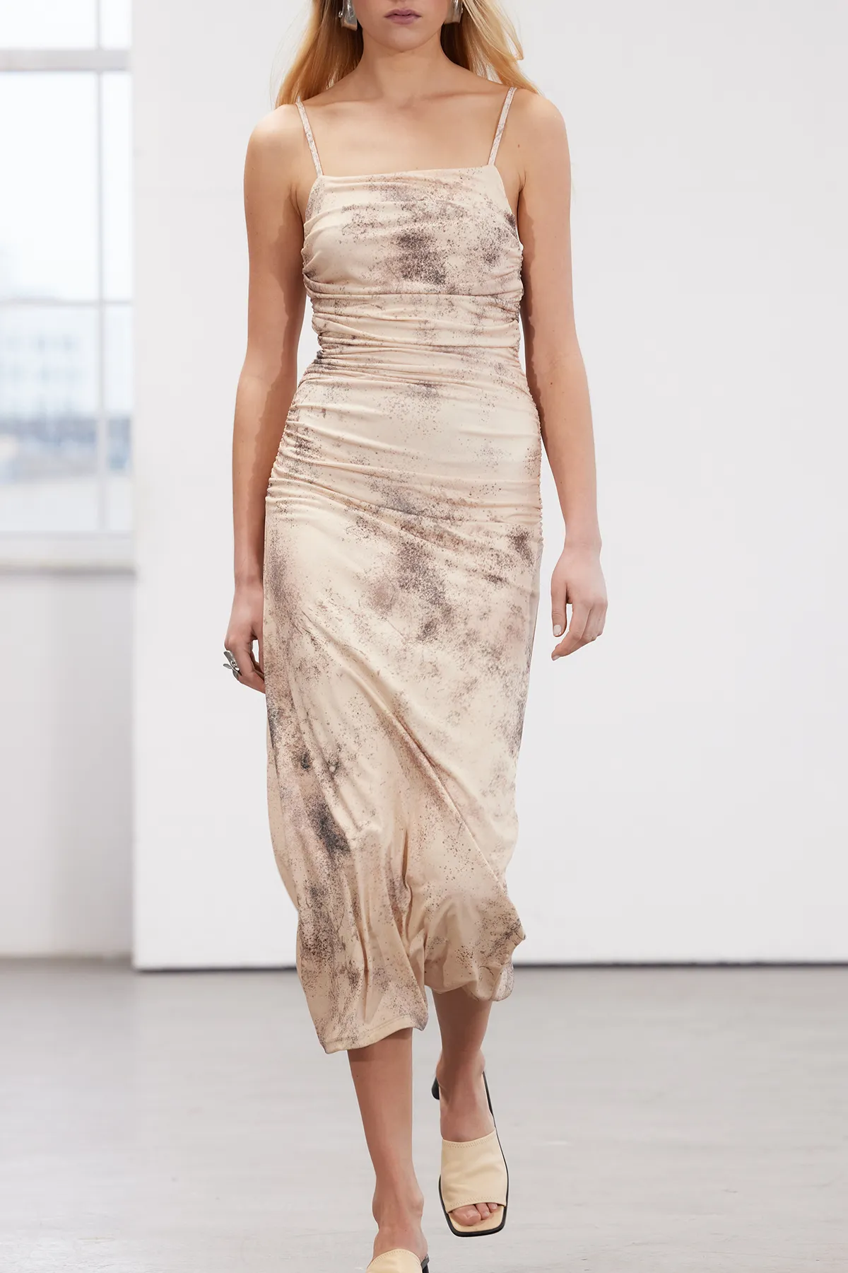 Trendyol Collection  Limited Edition – Mehrfarbig bedrucktes, dehnbares Strick-Bleistiftkleid mit Midi-Trägern TWOSS24EL00566