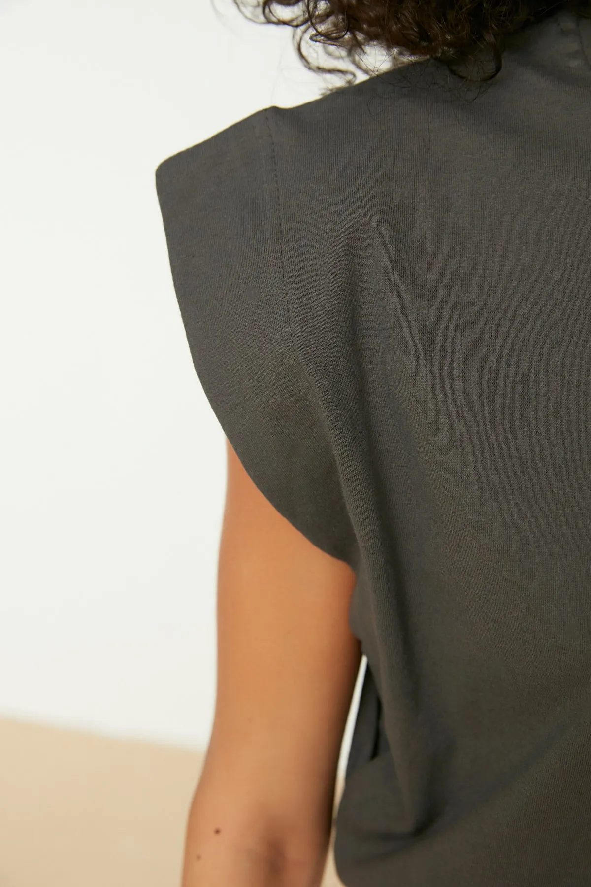 Trendyol Collection  Anthrazitfarbenes Basic-Strick-T-Shirt mit Rundhalsausschnitt aus 100 % Baumwollwatte TWOSS20TS0021
