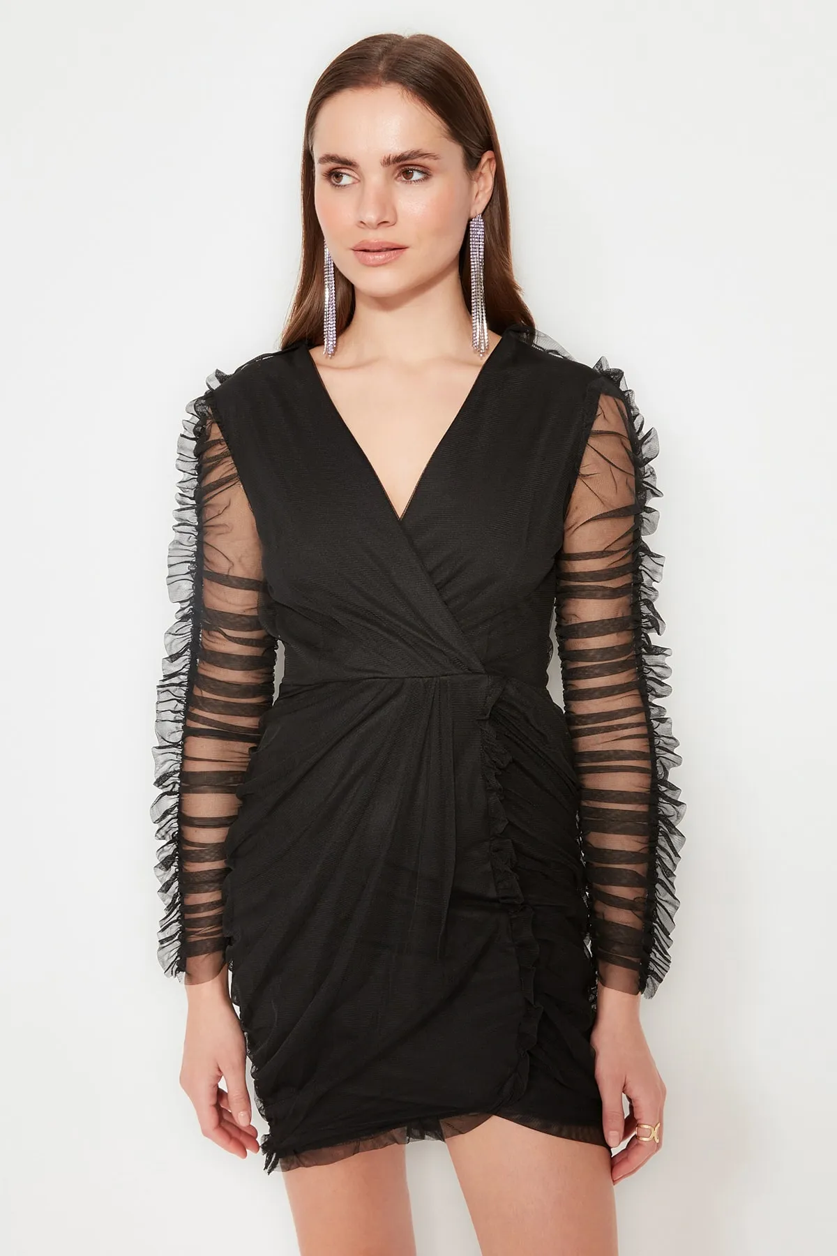Trendyol Collection  Elegantes Abendkleid aus schwarzem, drapiertem Tüll in Wickeloptik TPRSS21EL0004