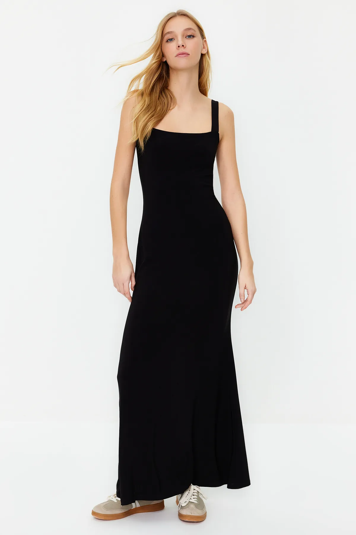 Trendyol Collection  Schwarzes, figurbetontes/figurbetontes Maxi-Bleistiftkleid aus flexiblem Strick mit dicken Trägern TWOSS24EL00137