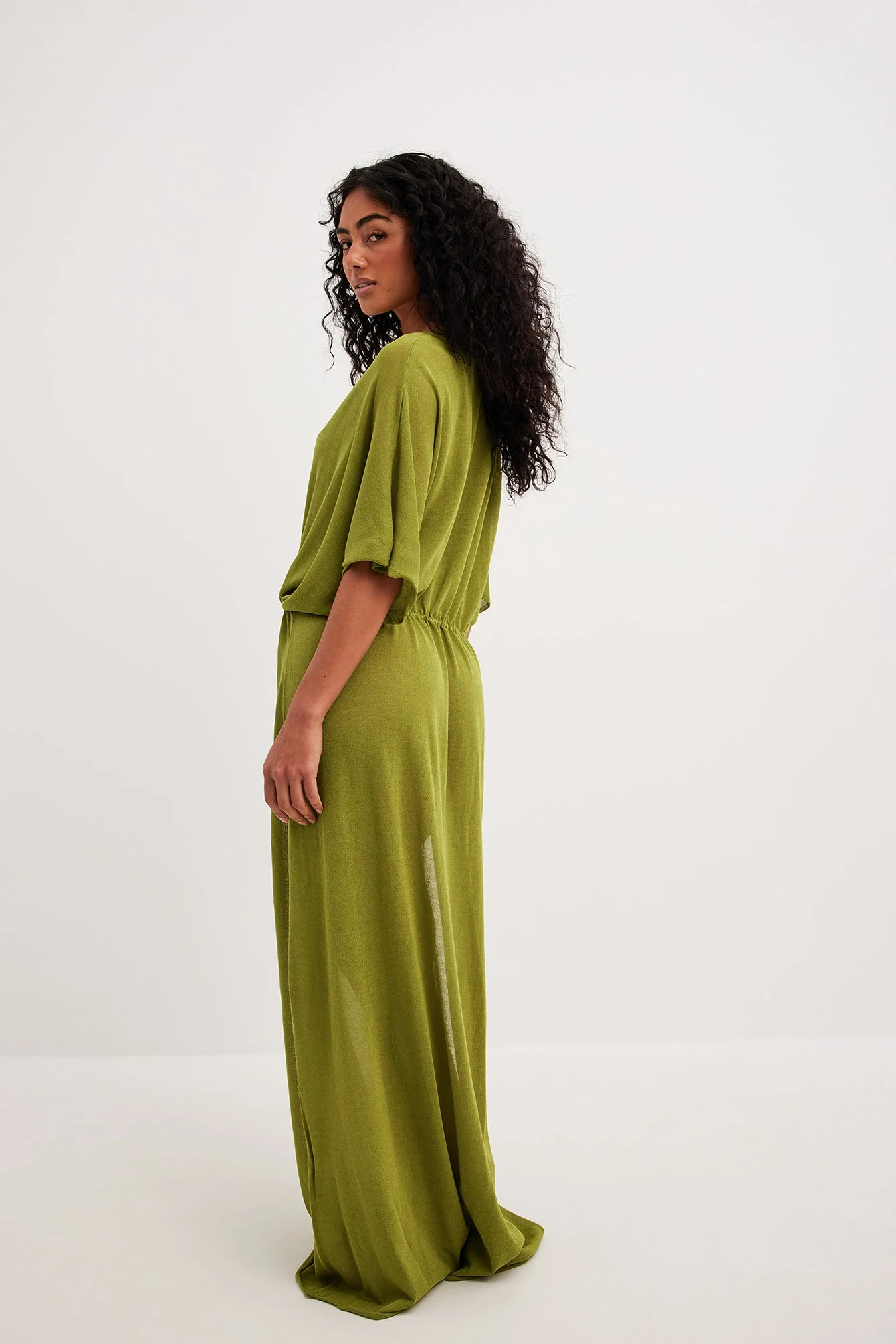 Transparentes Maxikleid aus Strickstoff mit V-Ausschnitt hinten