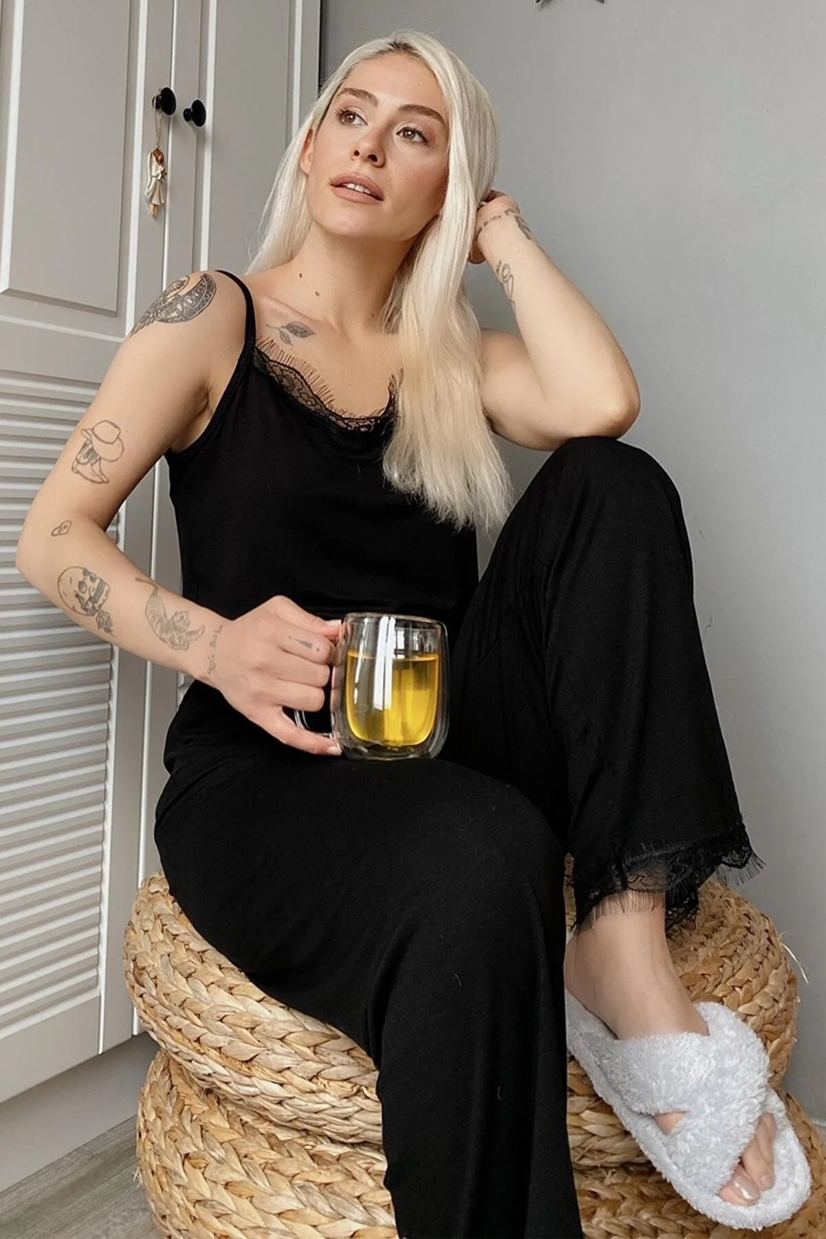 Pijamaevi  Damen-Pyjama-Set aus schwarzem Strick mit Spitzenseil und Riemen