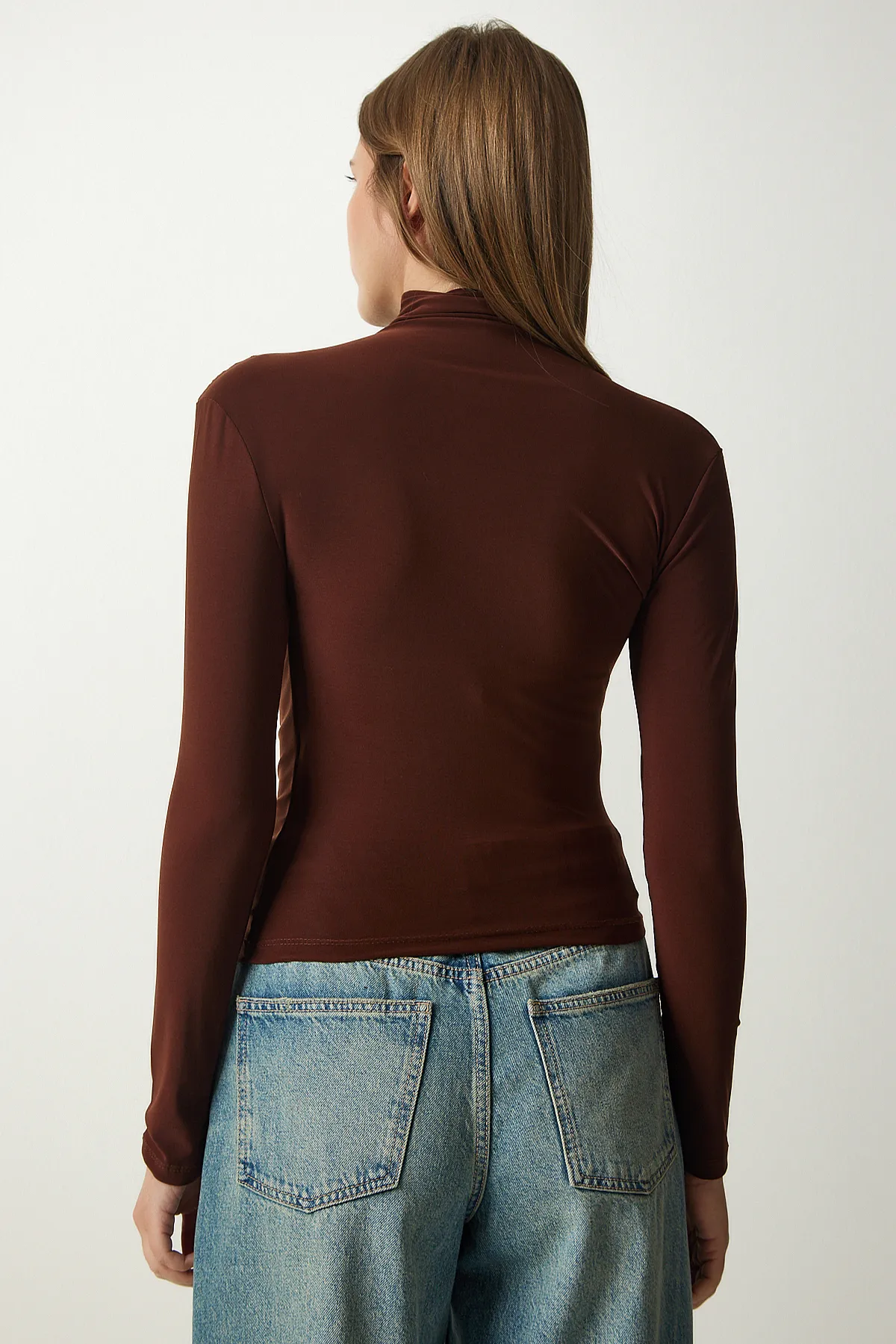 Happiness İstanbul  Braune, geraffte, detaillierte Sandy-Bluse mit hohem Kragen für Damen FF00135