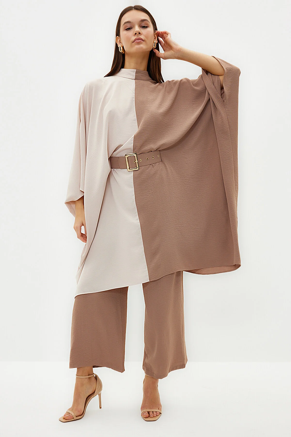 Trendyol Modest  Nerzfarbener Farbblock-Tunika-Hosen-Webanzug mit Taillengürtel TCTSS23US00046