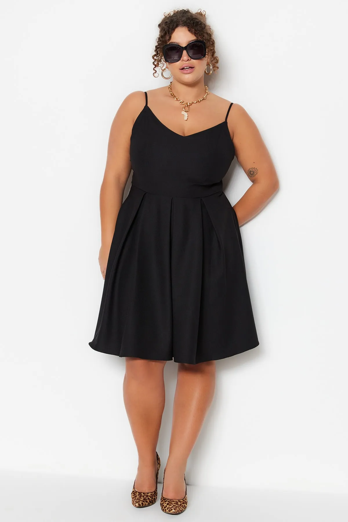 Trendyol Curve  Schwarzes Webkleid mit V-Ausschnitt TBBSS23AH00228