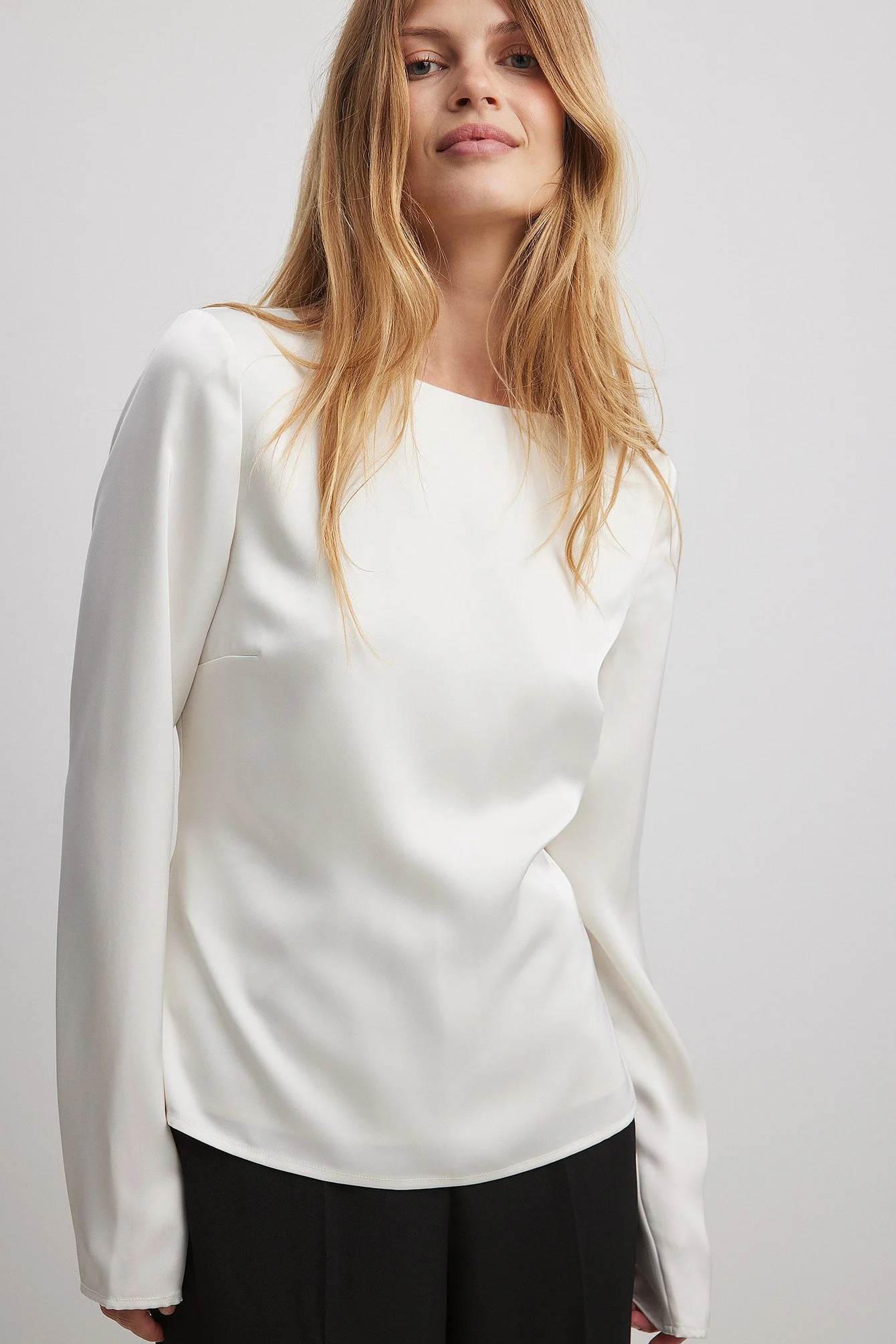 Asymmetrische Bluse mit offenem Rücken