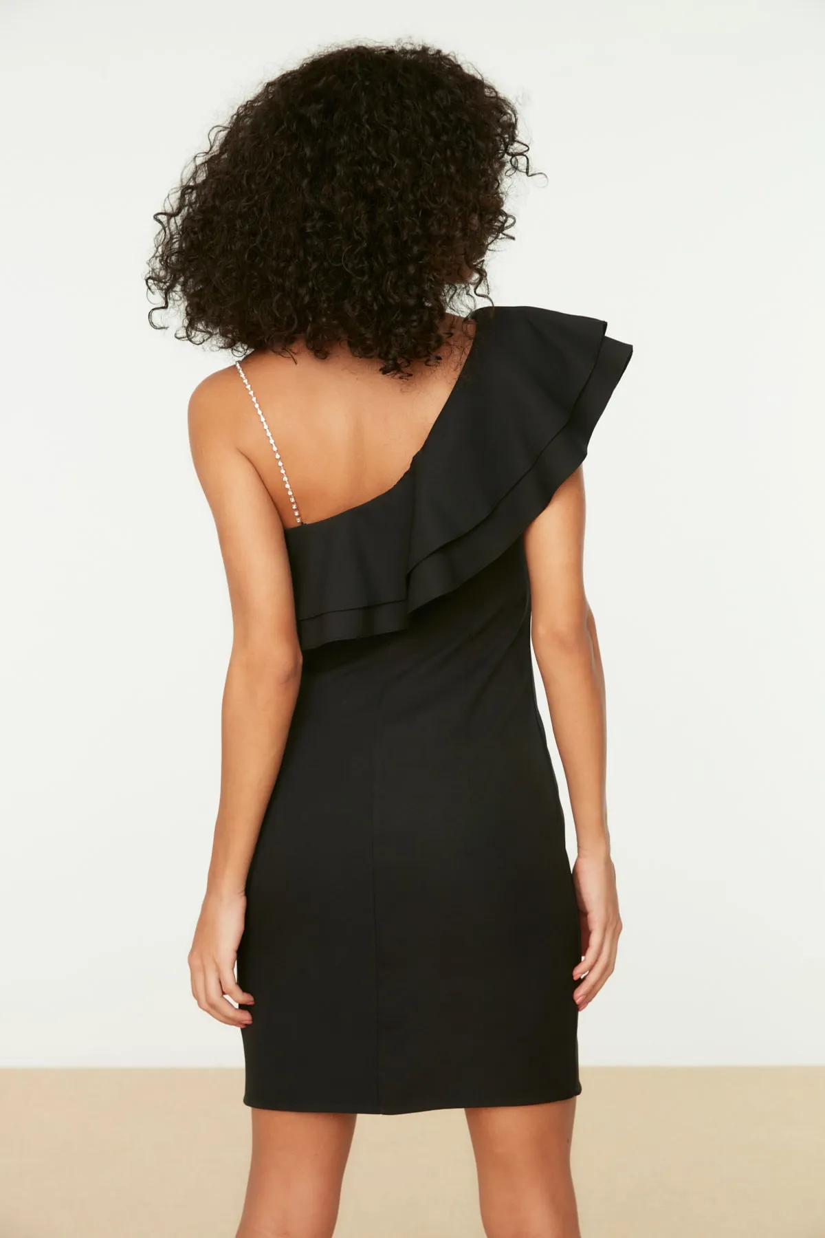 Trendyol Collection  Schwarzes, gewebtes Volant-Elegantes Abendkleid TPRSS21EL2873