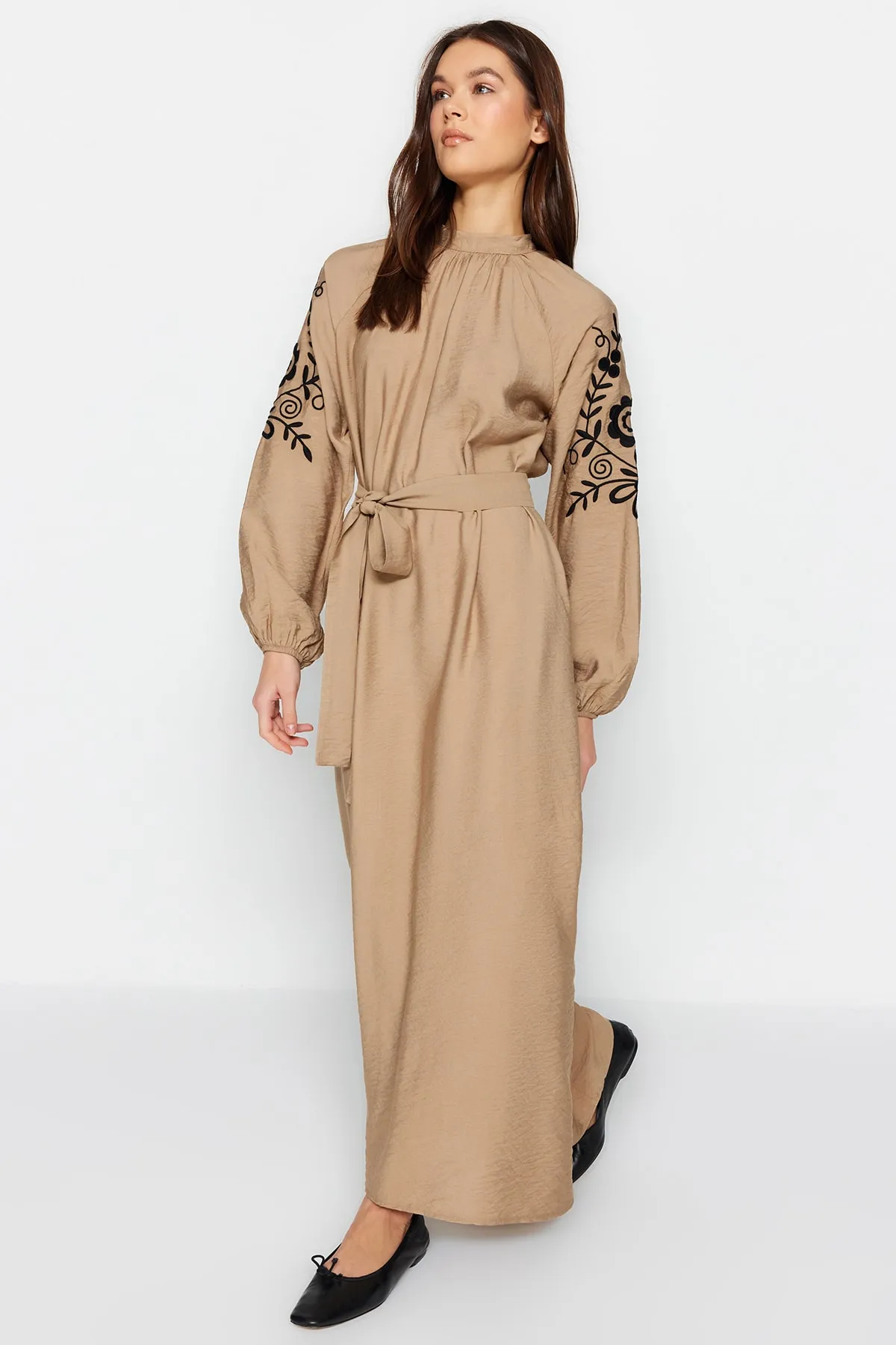 Trendyol Modest  Beigefarbenes Kleid mit Gürtelstickerei, weitem Schnitt und gewebter Leinenoptik TCTSS23EB00224