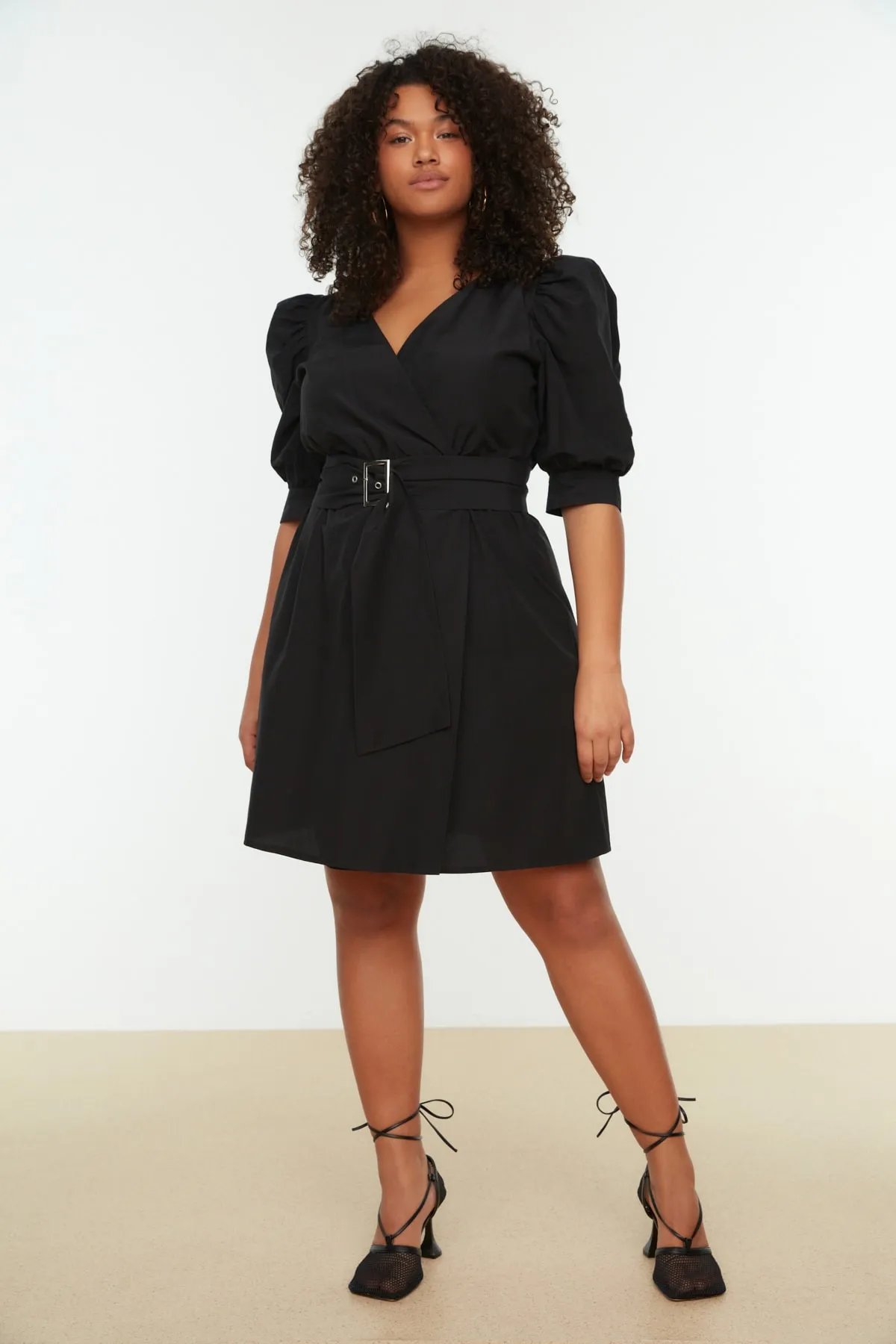 Trendyol Curve  Schwarzes gewebtes Zweireiher-Kragenkleid mit Gürtel TBBSS22EL1669