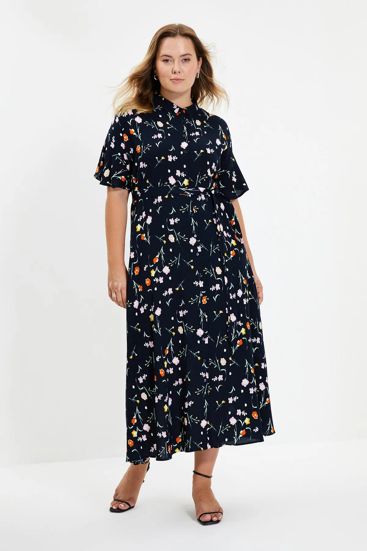 Trendyol Collection  Marineblaues, gewebtes Midi-Hemdkleid mit Schlitz und Blumendruck und Gürtel TWOSS20EL2822
