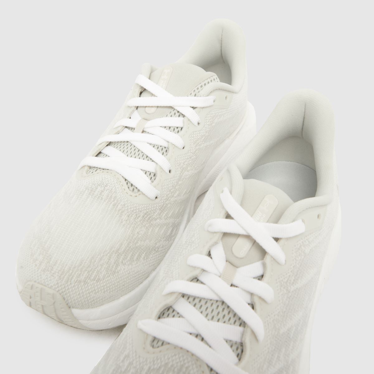 Under Armour infinite pro cool cipők fehér és bézs színben
