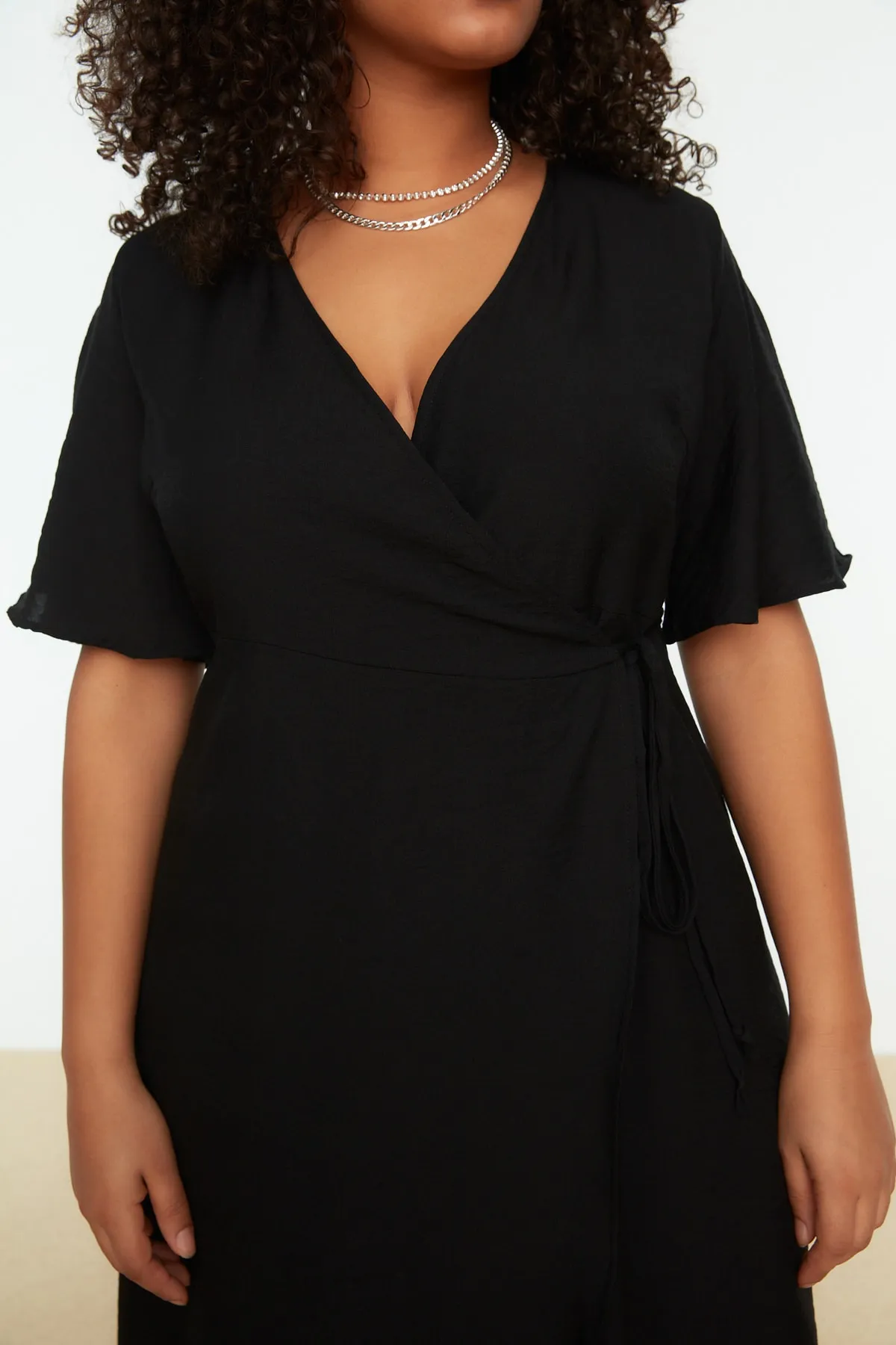 Trendyol Curve  Schwarzes, schlichtes, gewebtes Midi-Wickelkleid in Übergröße TBBSS22EL1564