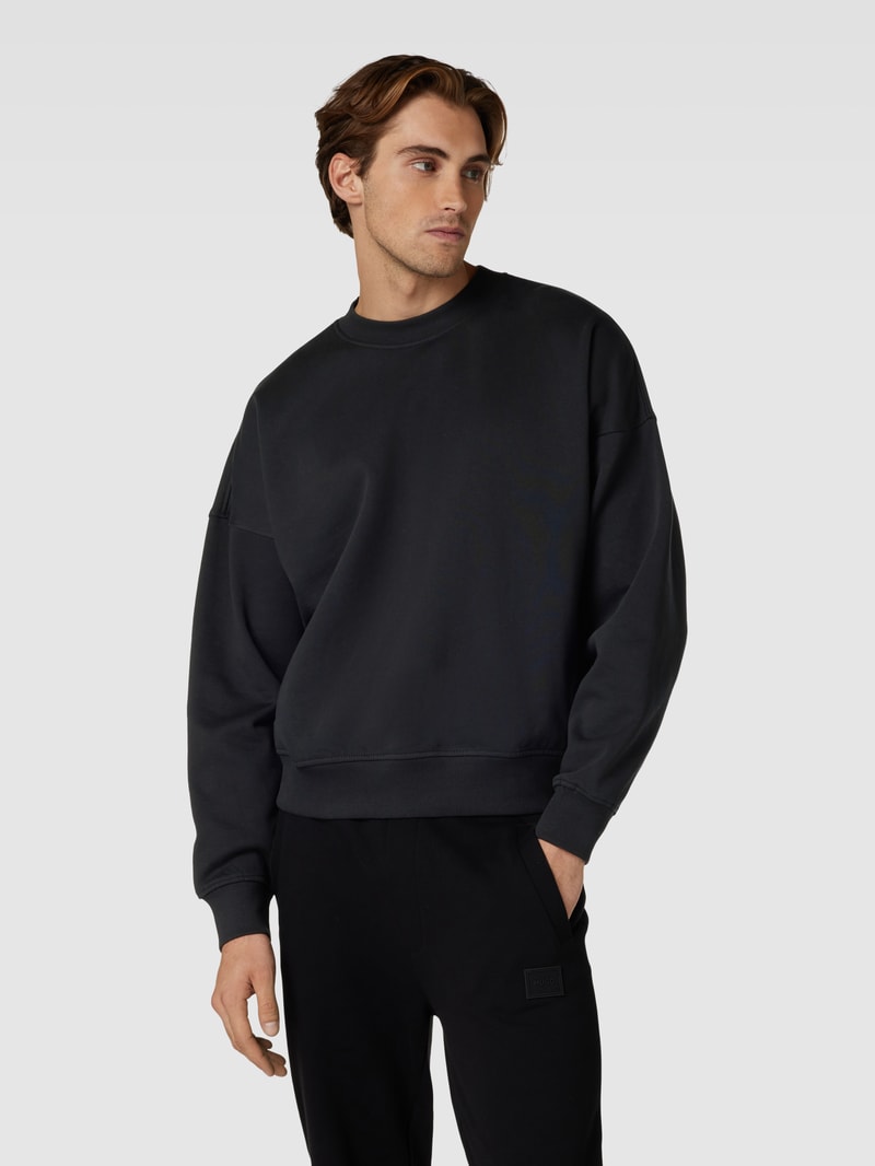 Sweatshirt mit gerippten Abschlüssen in schwarz