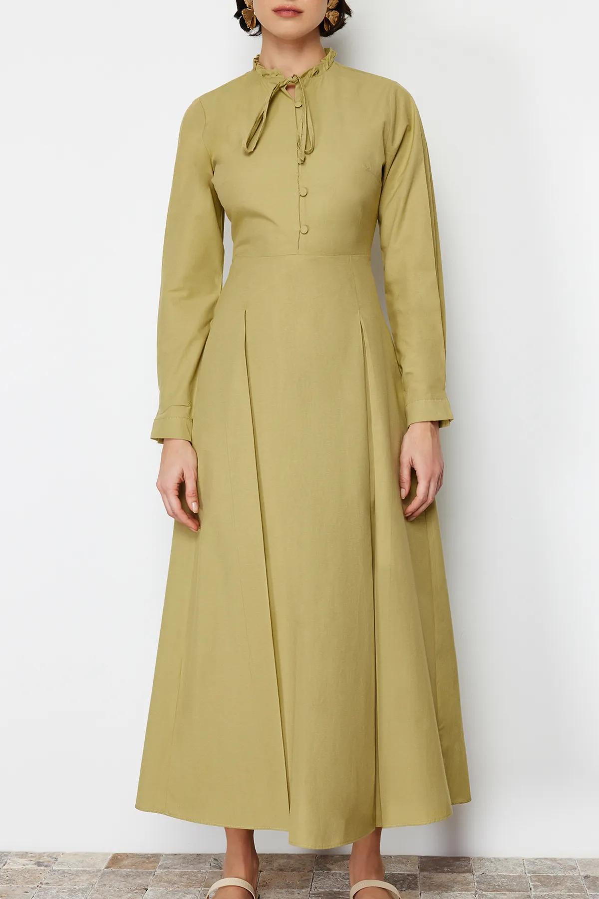 Trendyol Modest  Khakifarbenes Kleid aus Baumwollgewebe mit ausgestelltem Rock TCTSS24EB00149