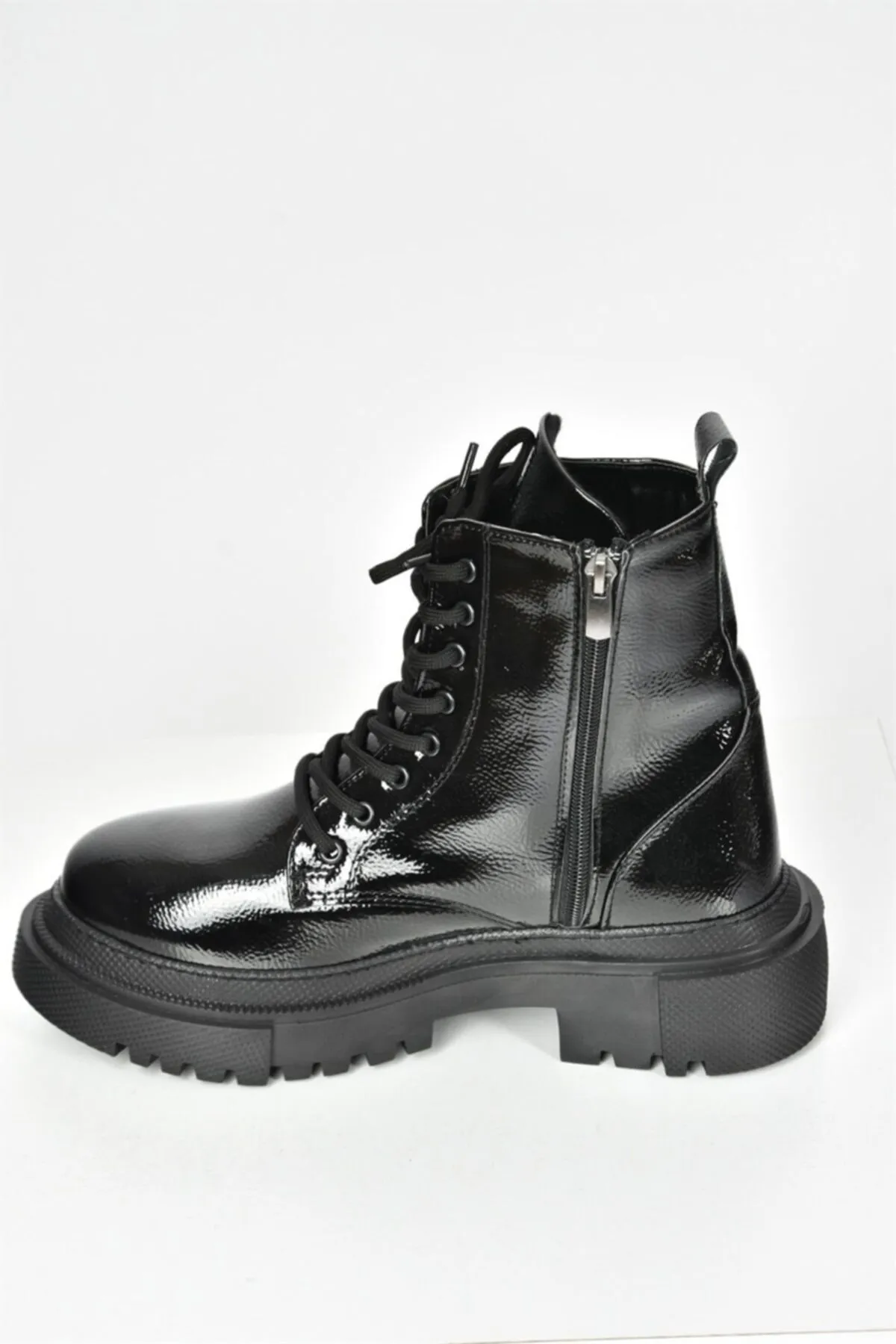 Fox Shoes  Tägliche Damenstiefel aus schwarzem Lackleder mit dicker Sohle L380500408