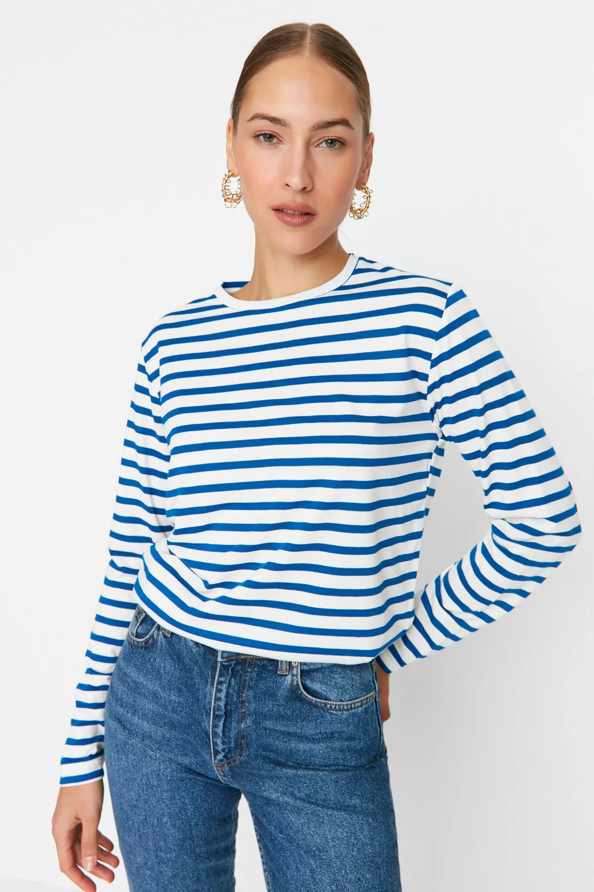 Trendyol Collection  Marineblaues, gestreiftes Basic-Strick-T-Shirt mit Rundhalsausschnitt und regulärem/normalem Muster TWOAW23TS00002