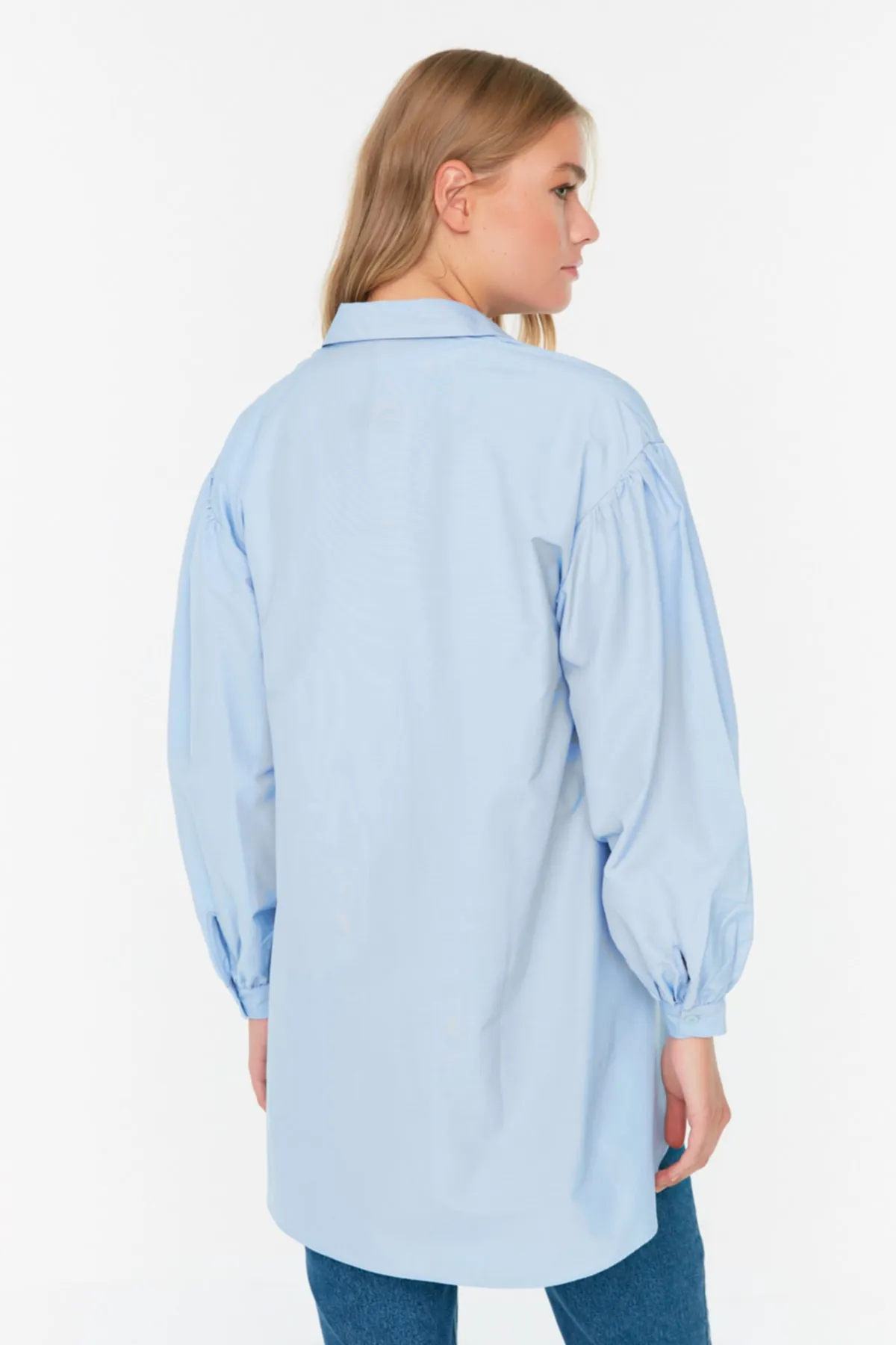 Trendyol Modest  Hellblaues, gewebtes Basic-Hemd mit Ballonärmeln und langer Gesäßtasche TCTSS21GO0976