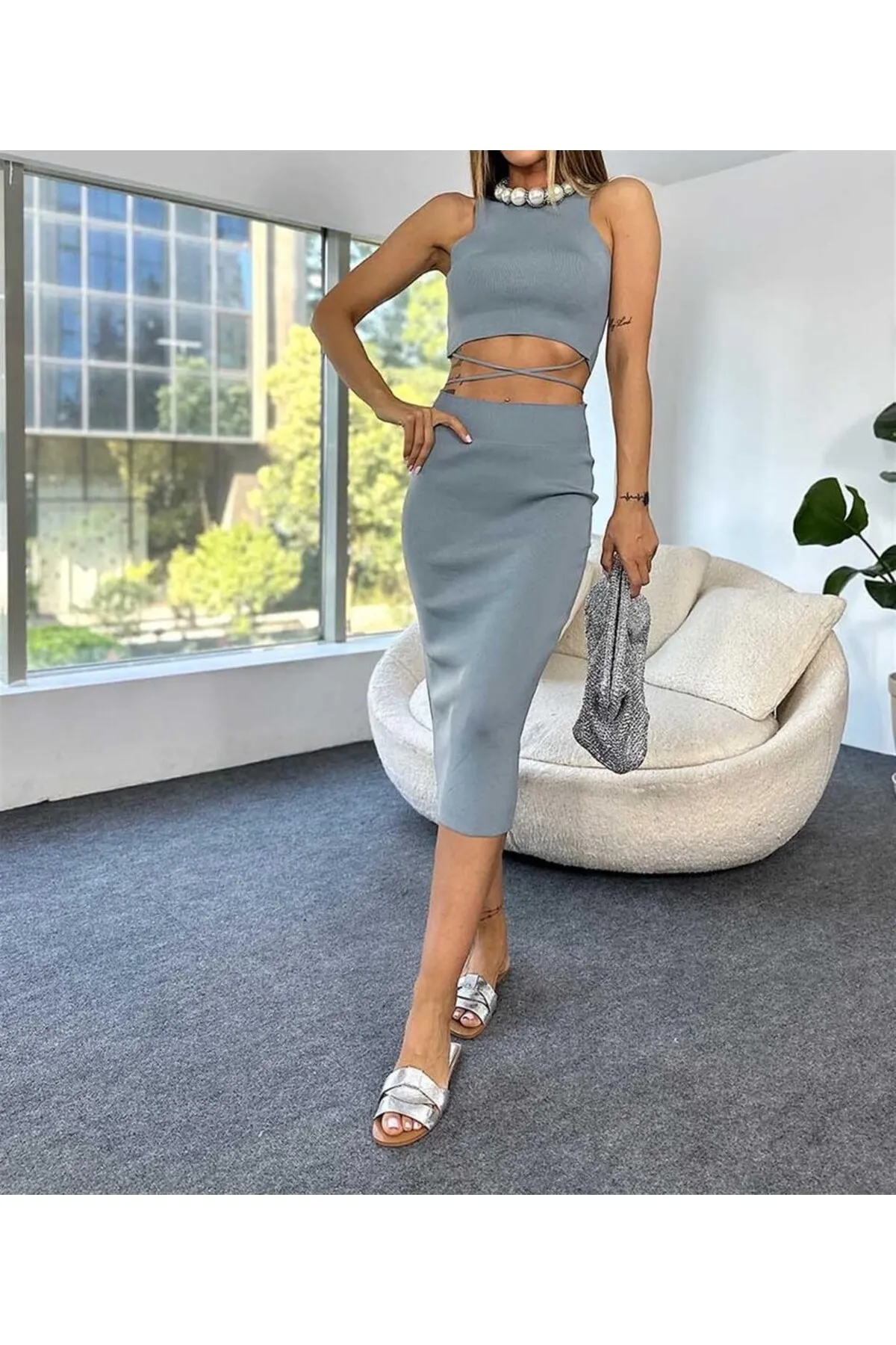 Laluvia  Graues Crop-Blusen-Midirock-Set mit Krawatte und detailliertem Ausschnitt