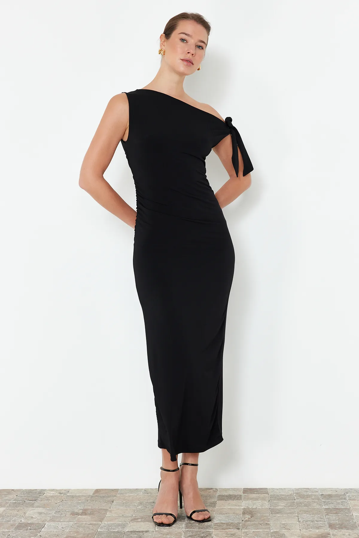 Trendyol Collection  Schwarzes, figurbetontes Maxi-Bleistiftkleid aus Strick in limitierter Auflage TWOSS24EL00563
