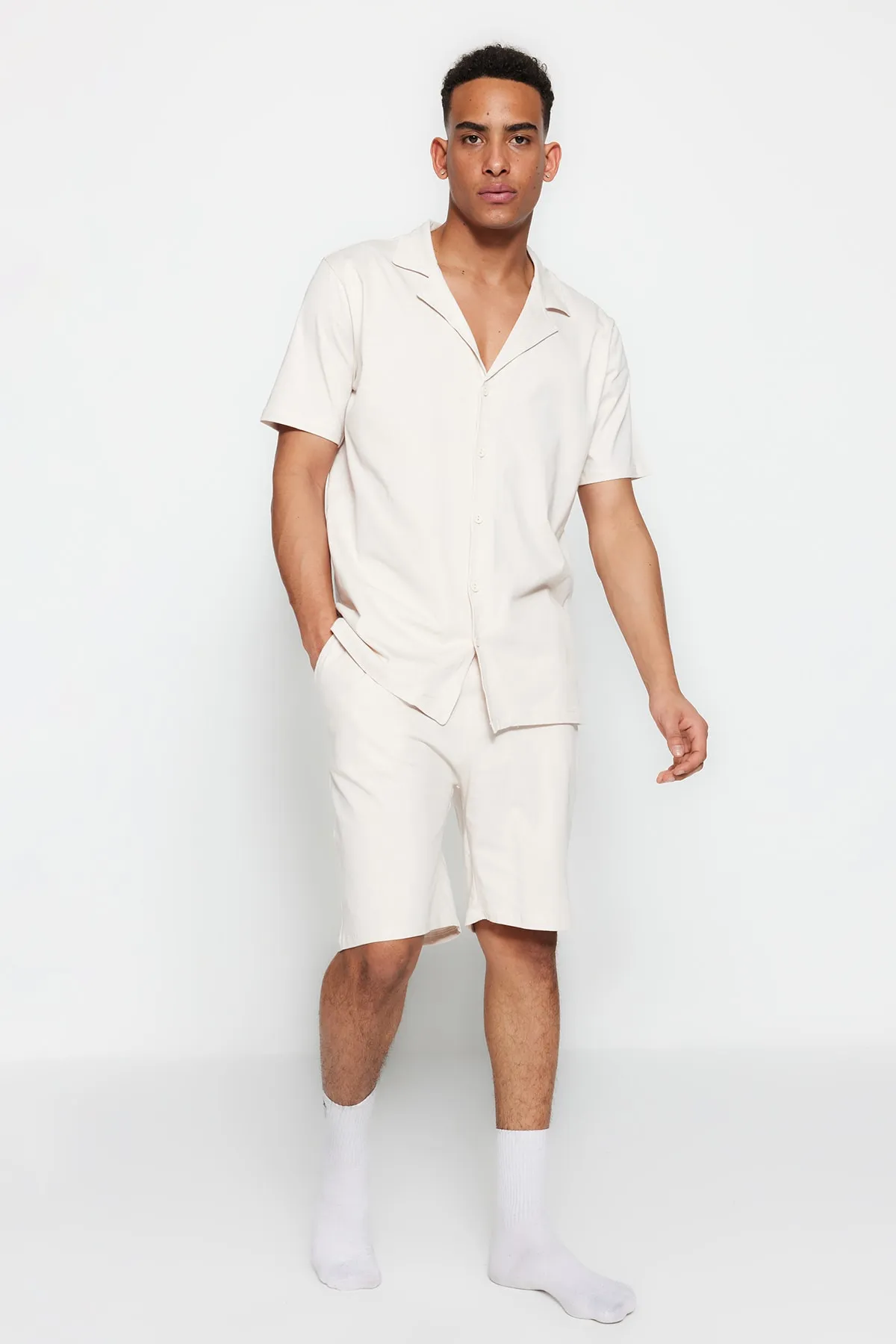 Trendyol Collection  Dark Stone Unisex-Pyjama-Set mit regulärer Passform und Apache-Kragen-Shorts TMNSS23PT00007