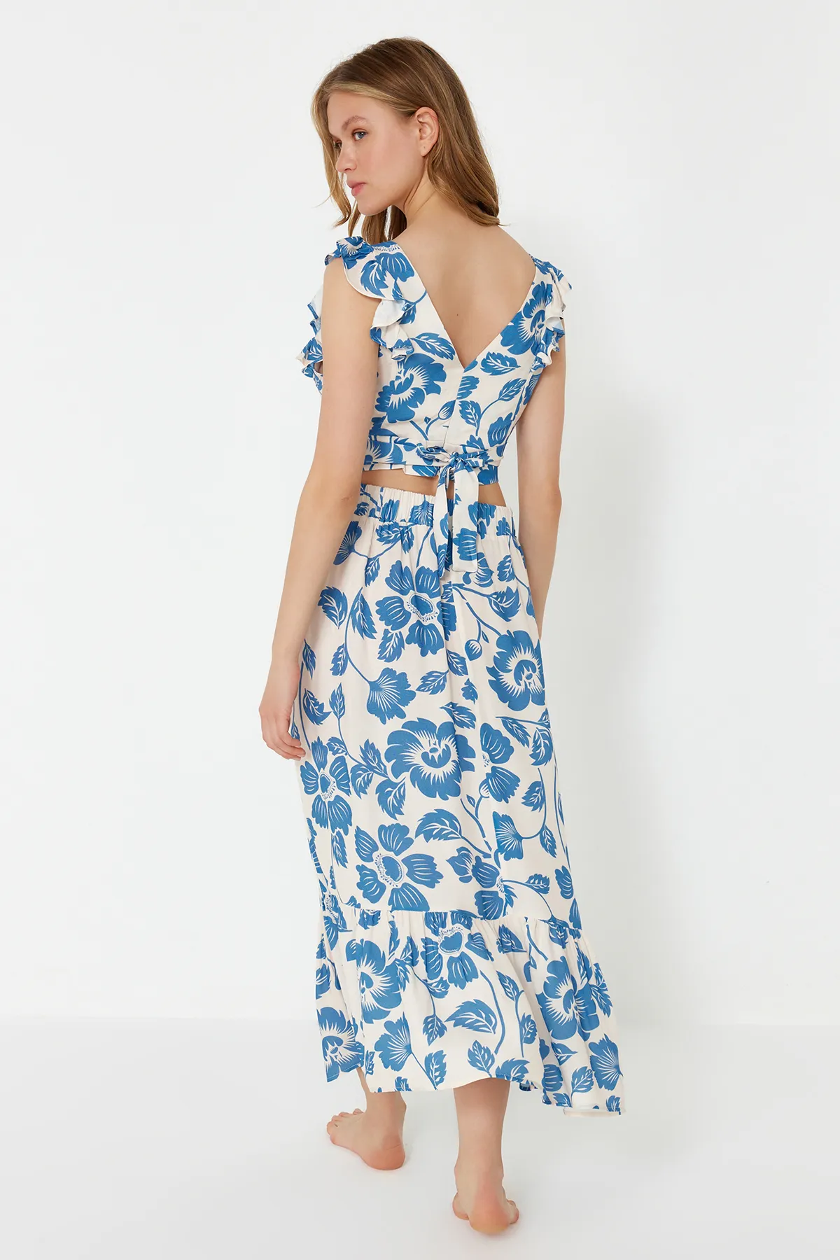 Trendyol Collection  Gewebtes Volant-Bluse-Rock-Set mit Blumenmuster TBESS19BB0102