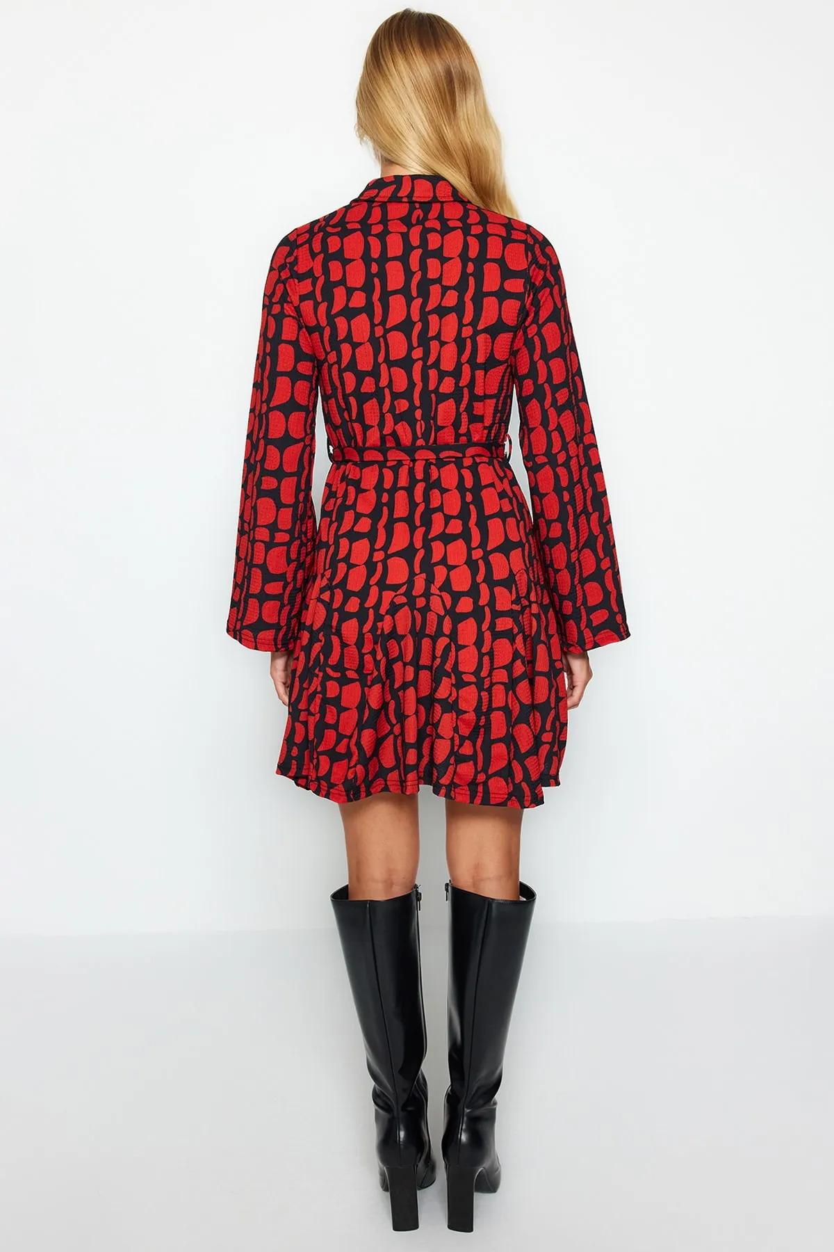 Trendyol Collection  Burgunderfarbenes Mini-Strickkleid mit Wickel-/strukturiertem Print, Rollkragen und Taillengürtel TWOAW24EL00351