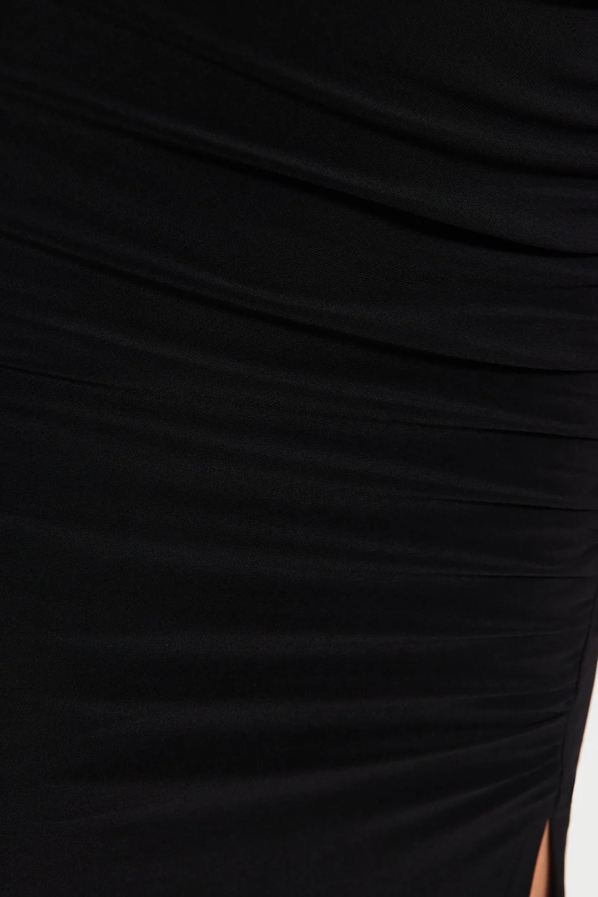 Trendyol Collection  Schwarzes, drapiertes, detailliertes Schlitzkleid mit hohem Kragen, figurbetontes, flexibles Midi-Strickkleid TWOAW24EL00134