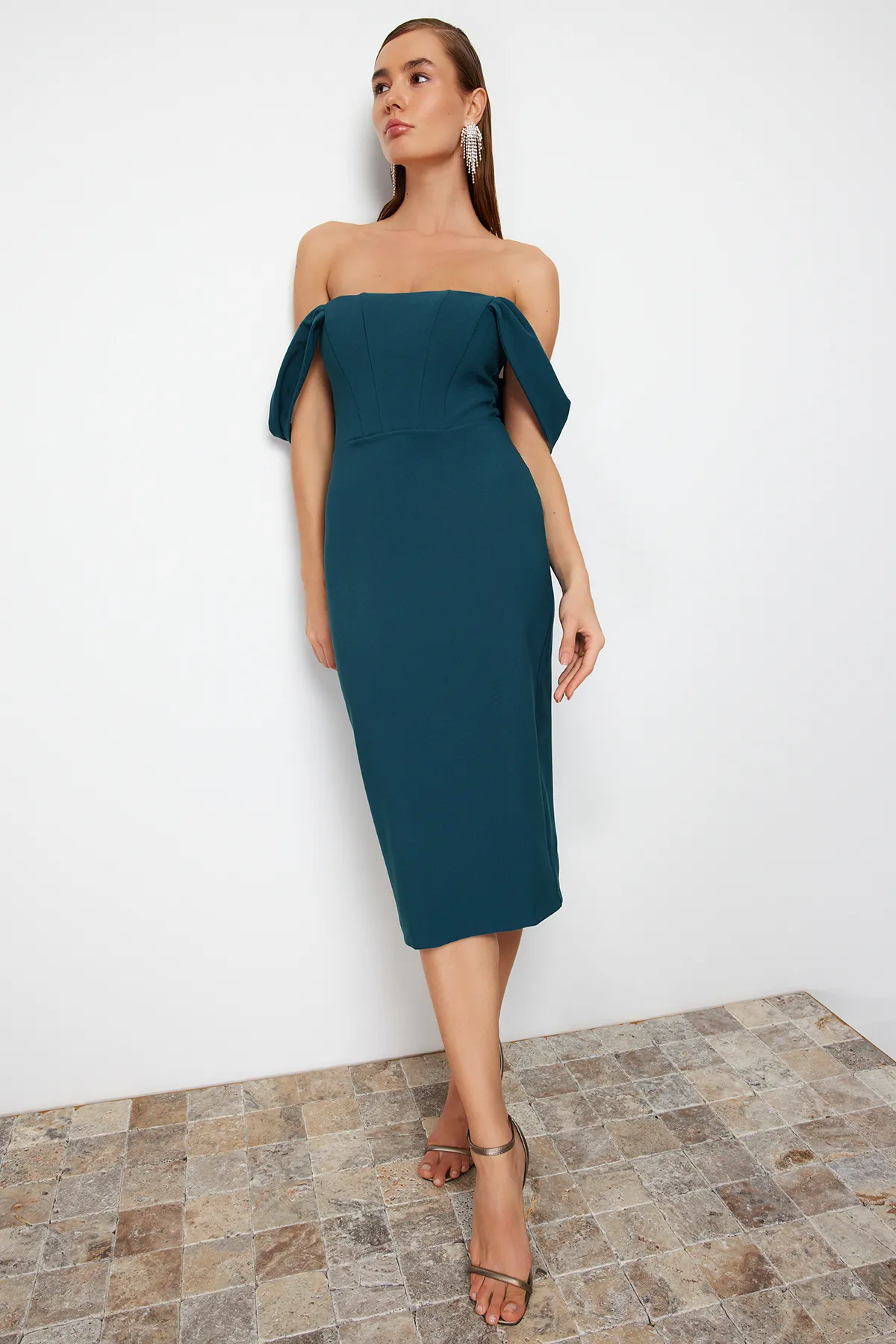Trendyol Collection  Smaragdgrünes, figurbetontes, elegantes Abendkleid mit gewebtem Korsettdetail TPRSS22EL00097