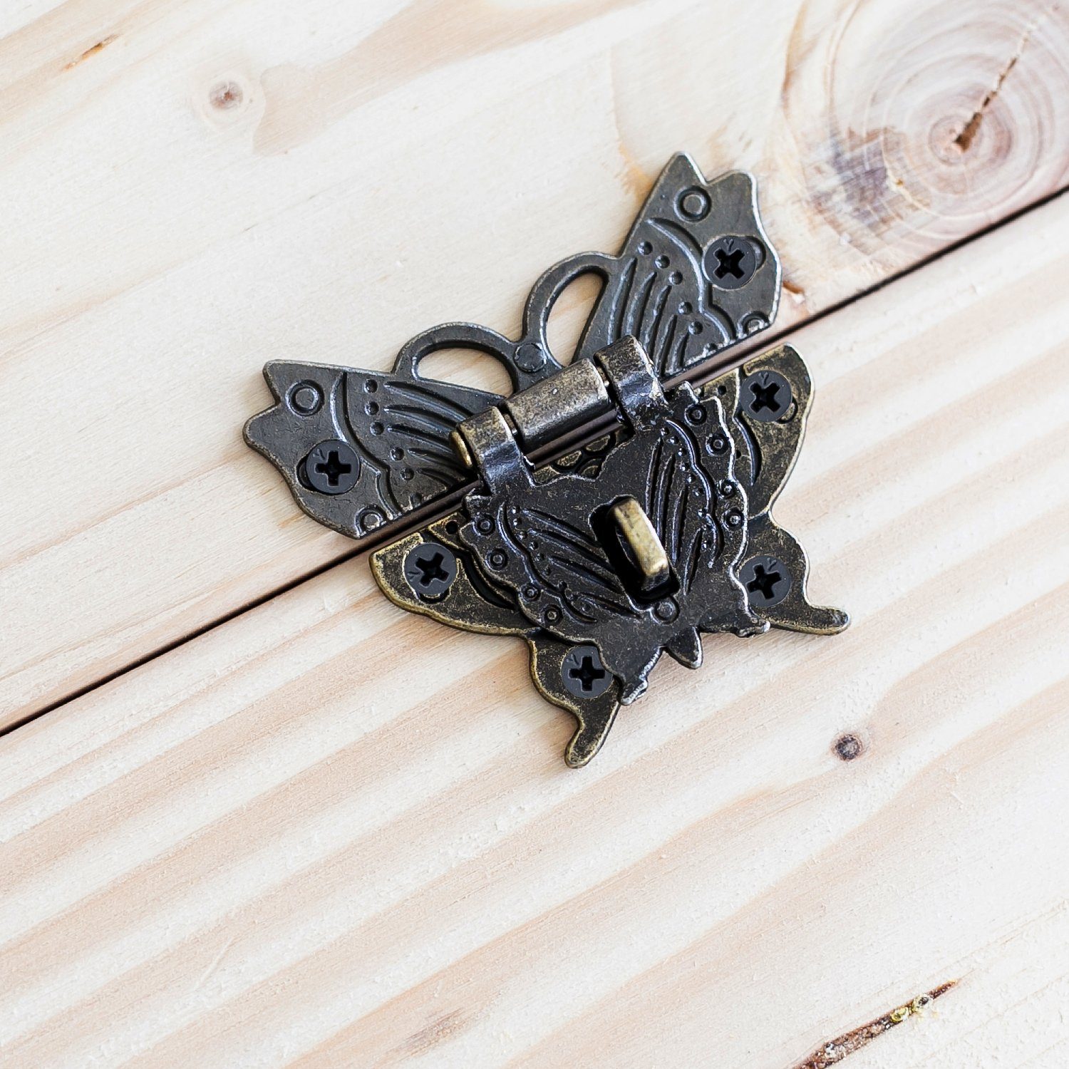 HMF Möbelbeschlag 6495 Vintage Deko Verschluss, Schmetterling aus Metall mit Schlossöse, 50 x 45 mm, Bronze