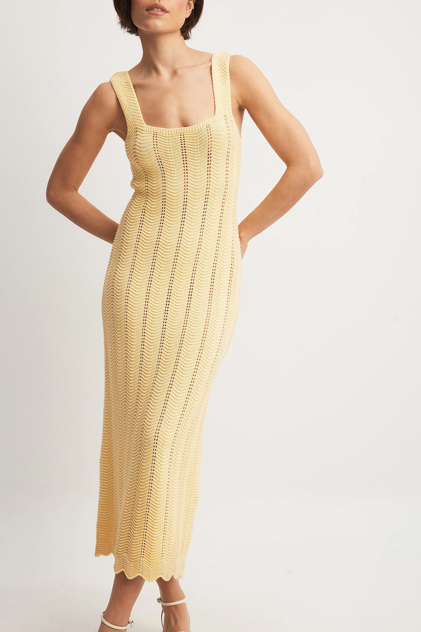 Fließendes Strick-Midikleid