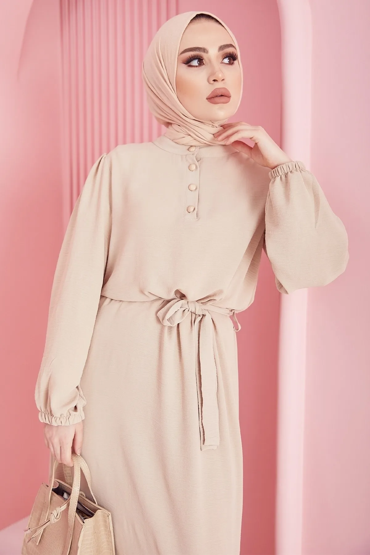 InStyle  Meyra Ayrobin Hijab-Kleid mit Knöpfen – Beige