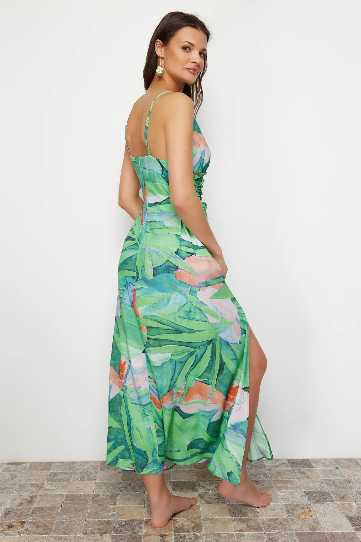 Trendyol Collection  Maxi-Strandkleid aus Webstoff mit Blumenmuster TBESS24EL00098