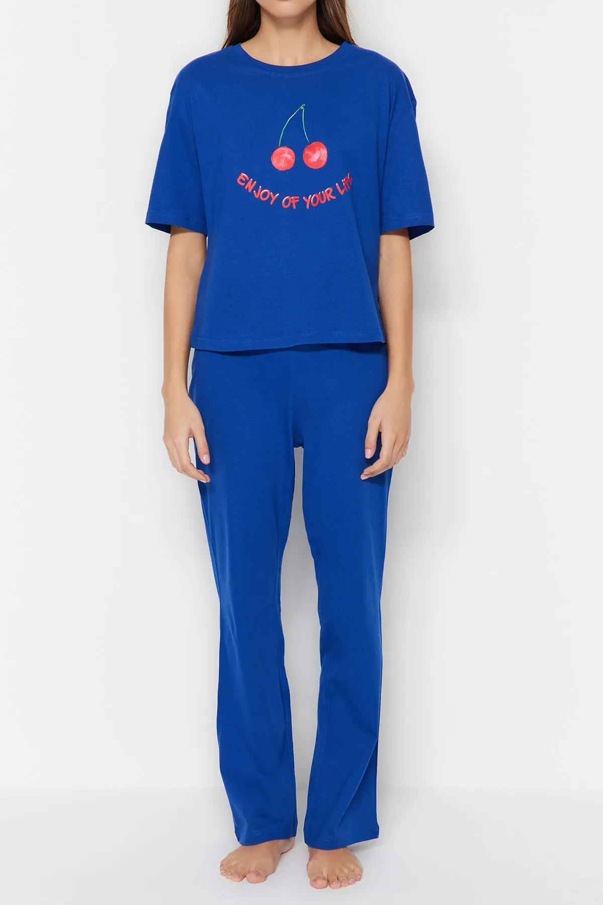 Trendyol Collection  Marineblaues Pyjama-Set aus T-Shirt und Hose aus 100 % Baumwolle mit Kirschen-Aufdruck THMSS23PT00134